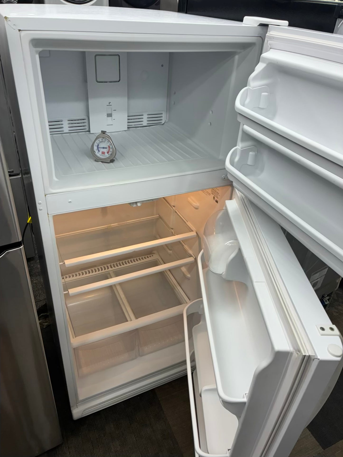 White Westinghouse Top Freezer Refrigerator 30” white