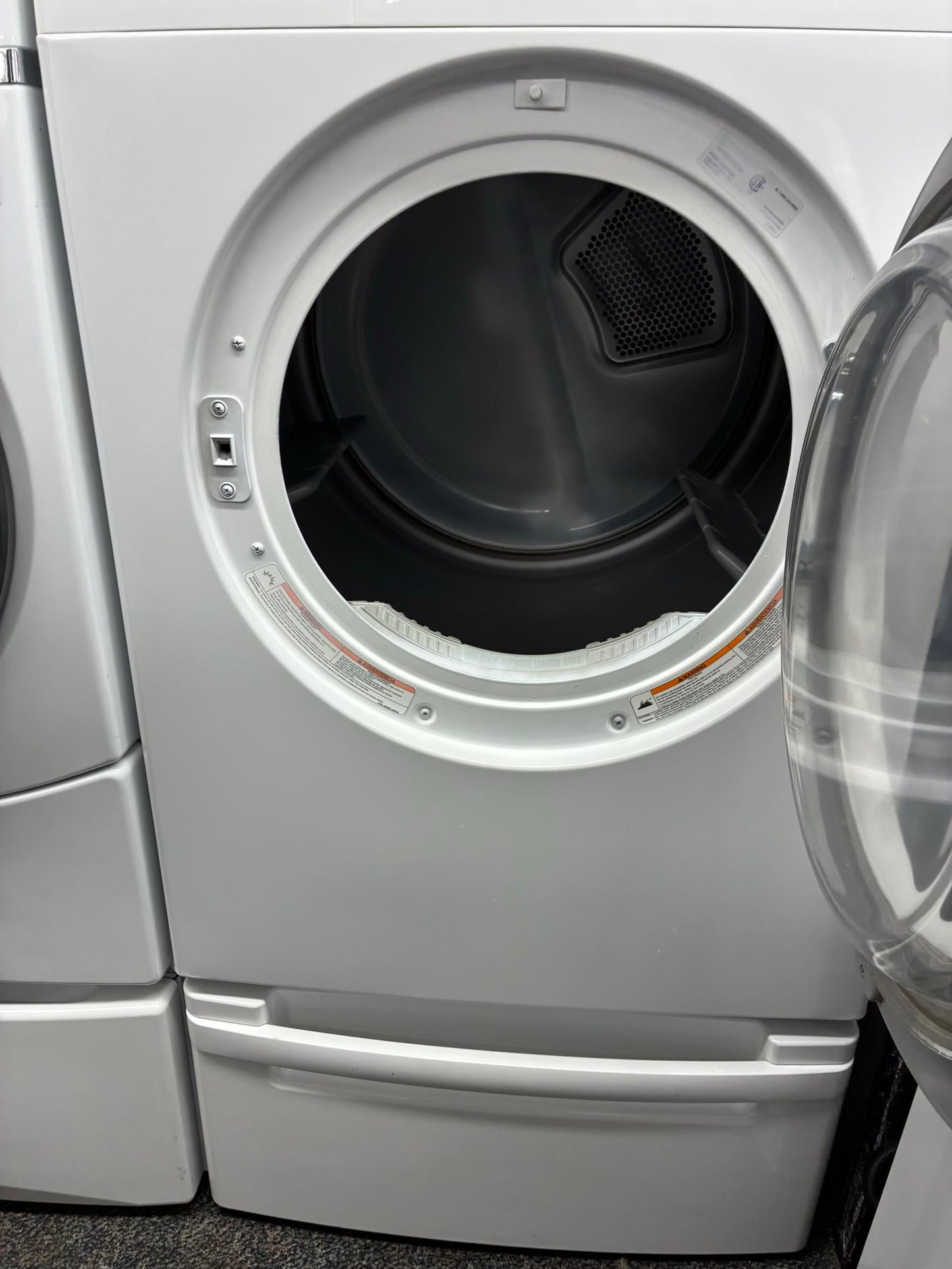 LG Electric Dryer 27” with pedestal white