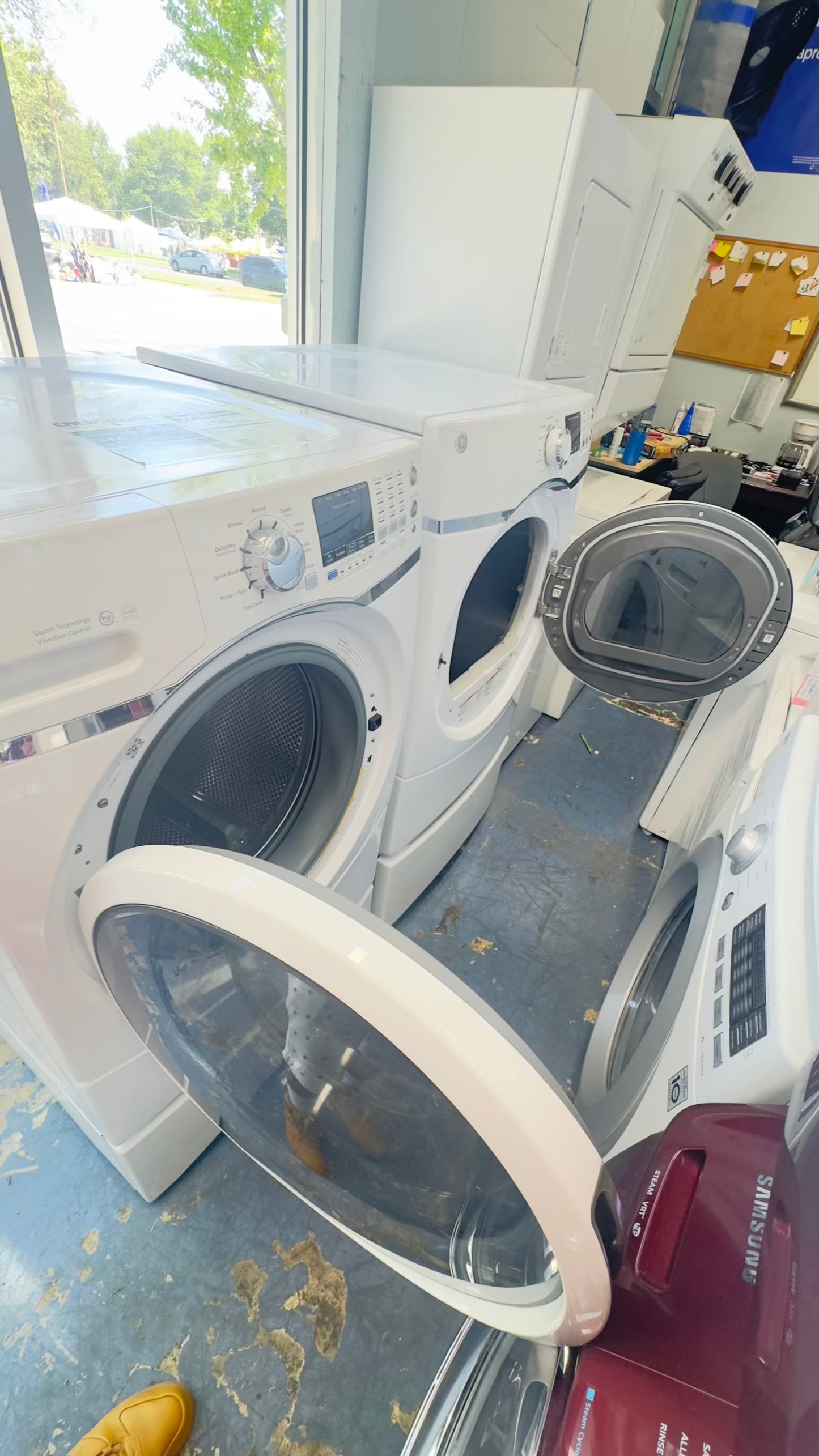 ^ GE washer & electric dryer set front load whit pedestal