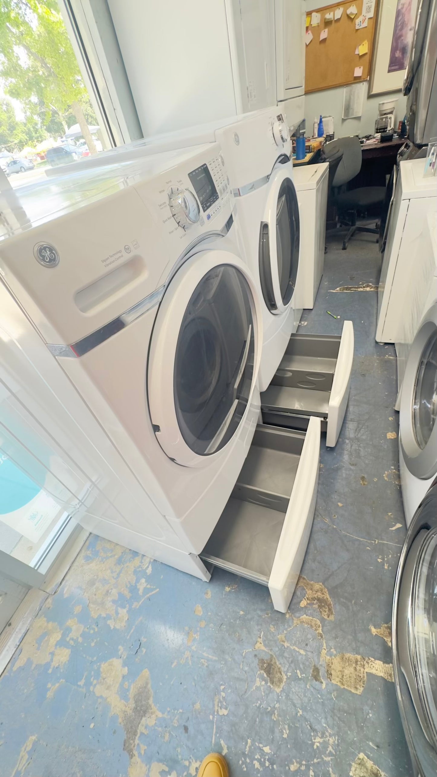 ^ GE washer & electric dryer set front load whit pedestal