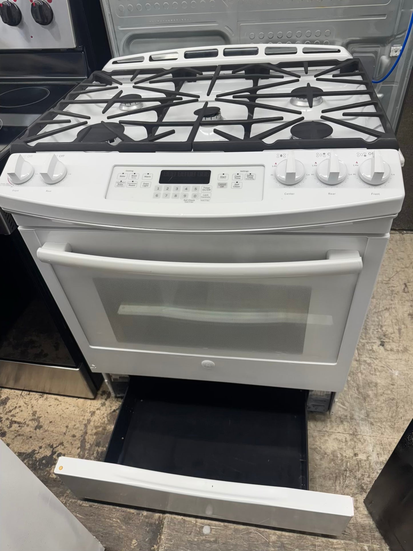 Ge gas range slide-in white color , 5 burner convection bake multi rack
