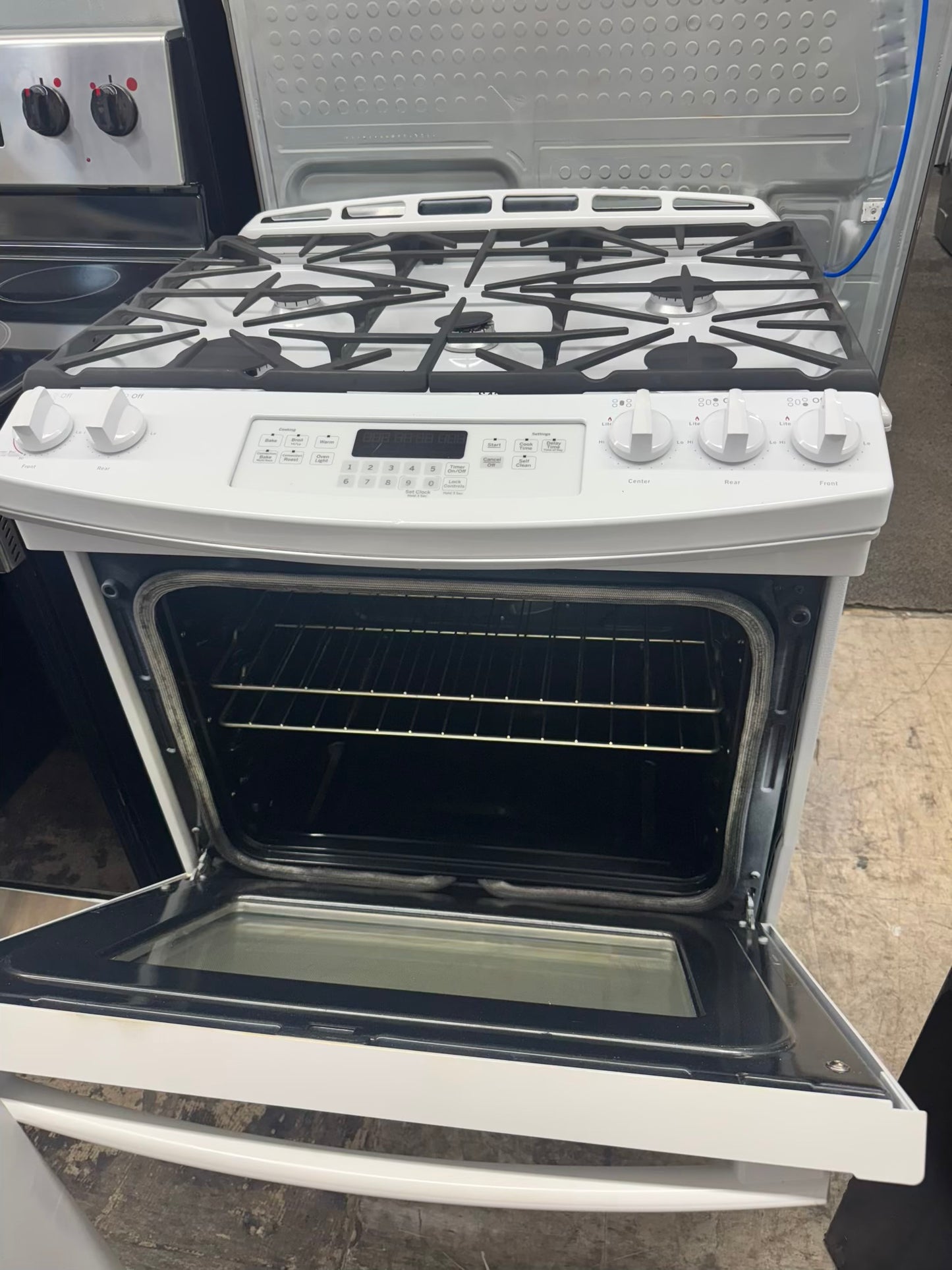 Ge gas range slide-in white color , 5 burner convection bake multi rack