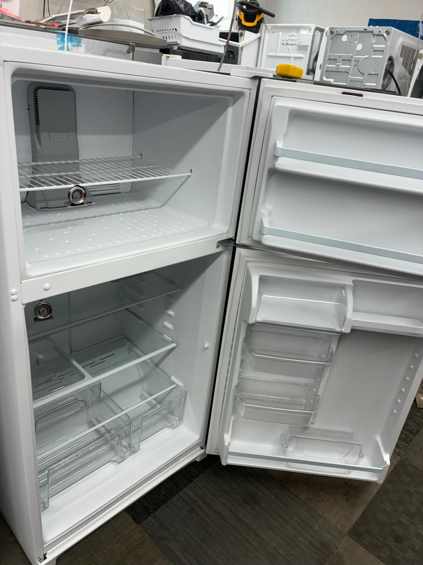 Whirlpool Top Freezer Refrigerator 33” white