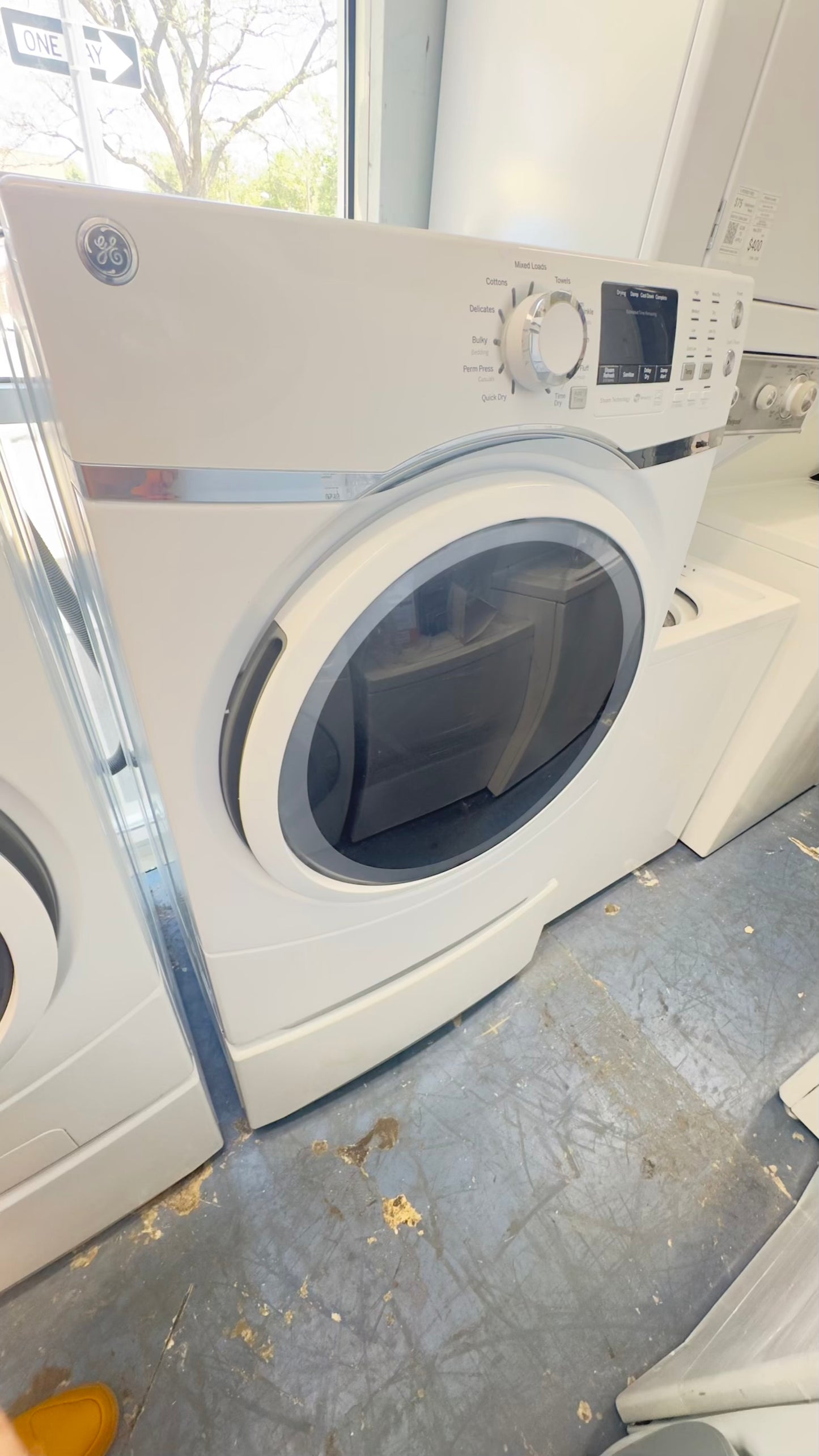 ^ GE washer & electric dryer set front load whit pedestal