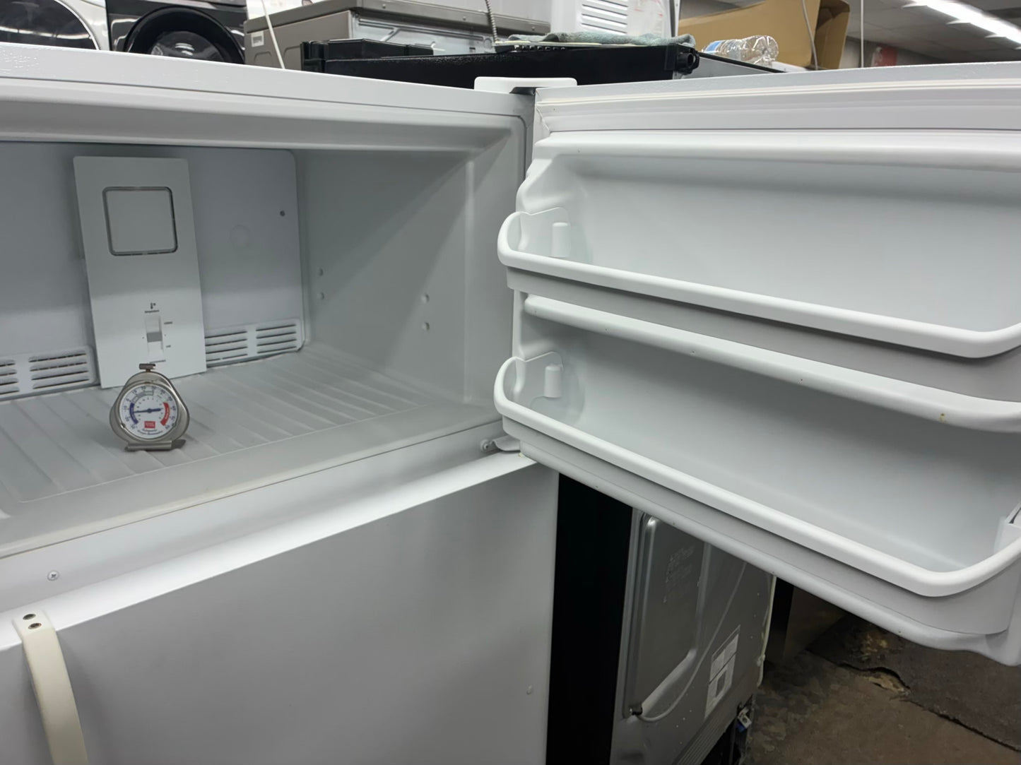 White Westinghouse Top Freezer Refrigerator 30” white