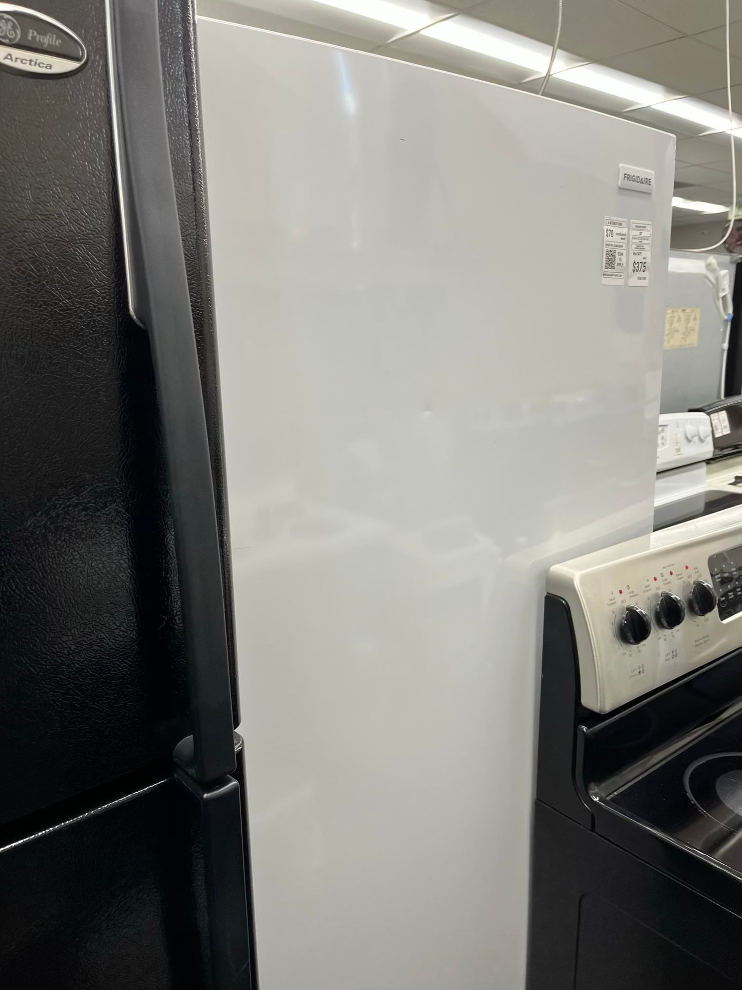 ^ ITEM: #F63V Frigidaire Upright freezer white 28” in