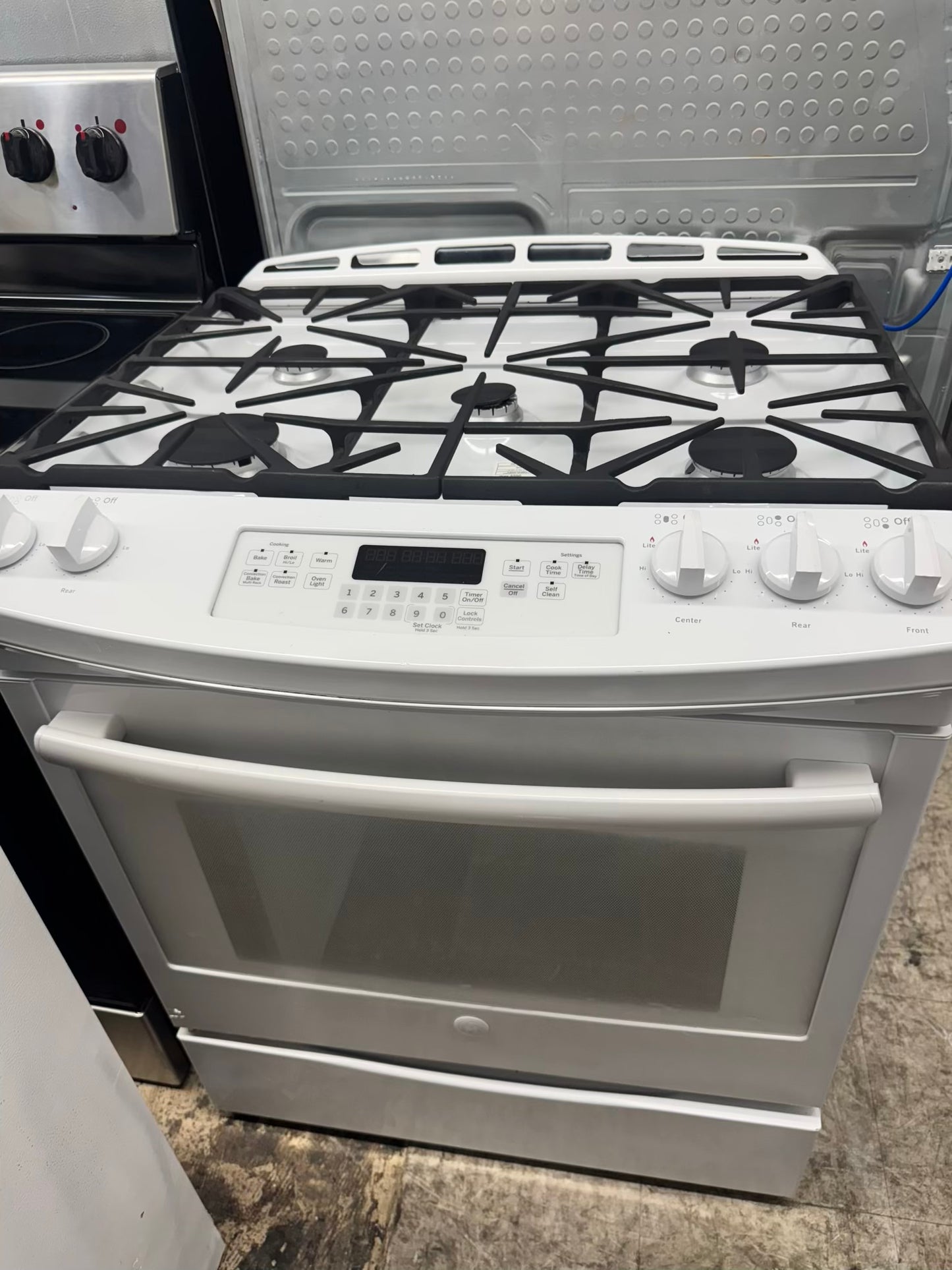 Ge gas range slide-in white color , 5 burner convection bake multi rack