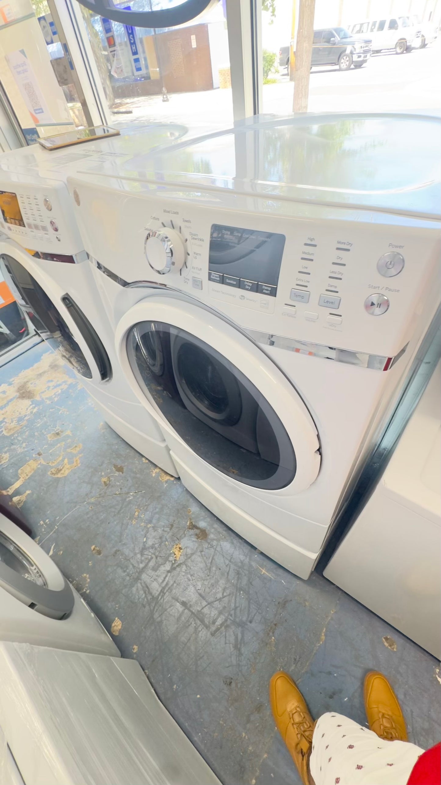 ^ GE washer & electric dryer set front load whit pedestal