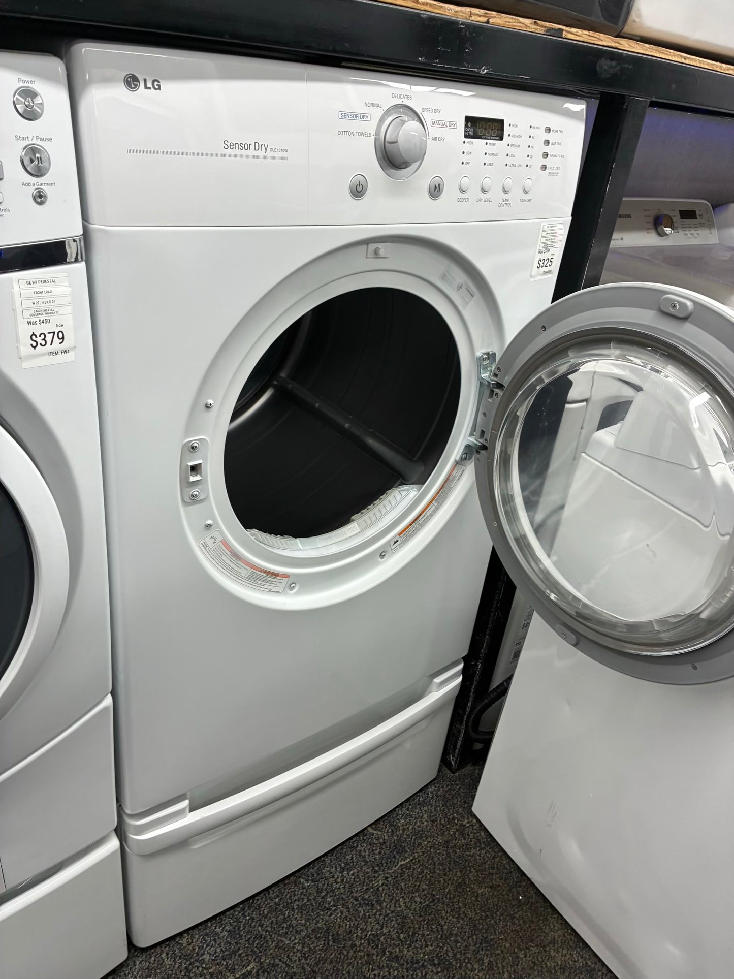 LG Electric Dryer 27” with pedestal white