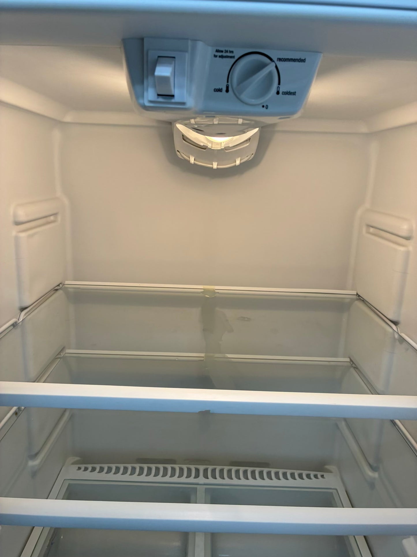 White Westinghouse Top Freezer Refrigerator 30” white