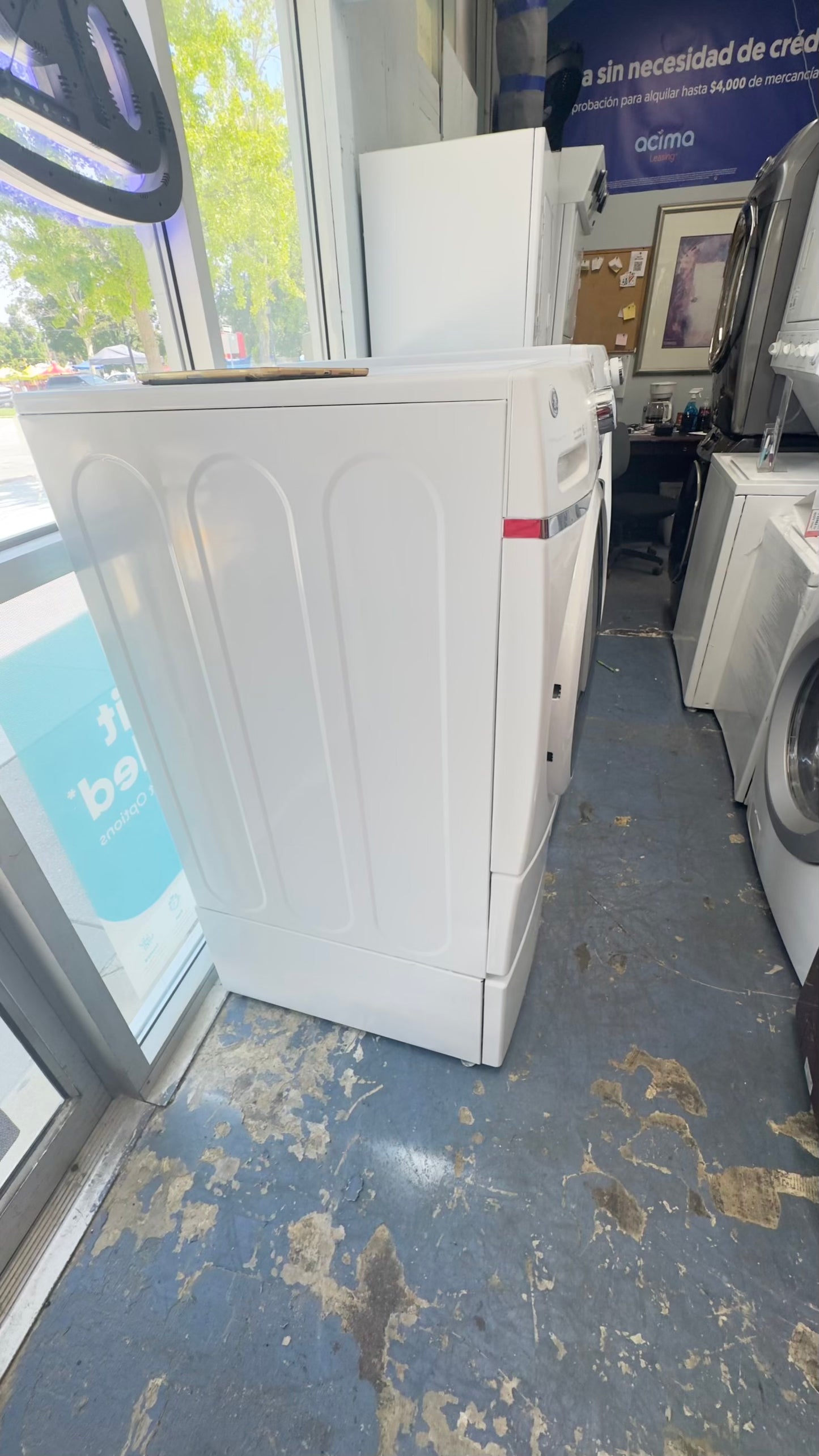 ^ GE washer & electric dryer set front load whit pedestal