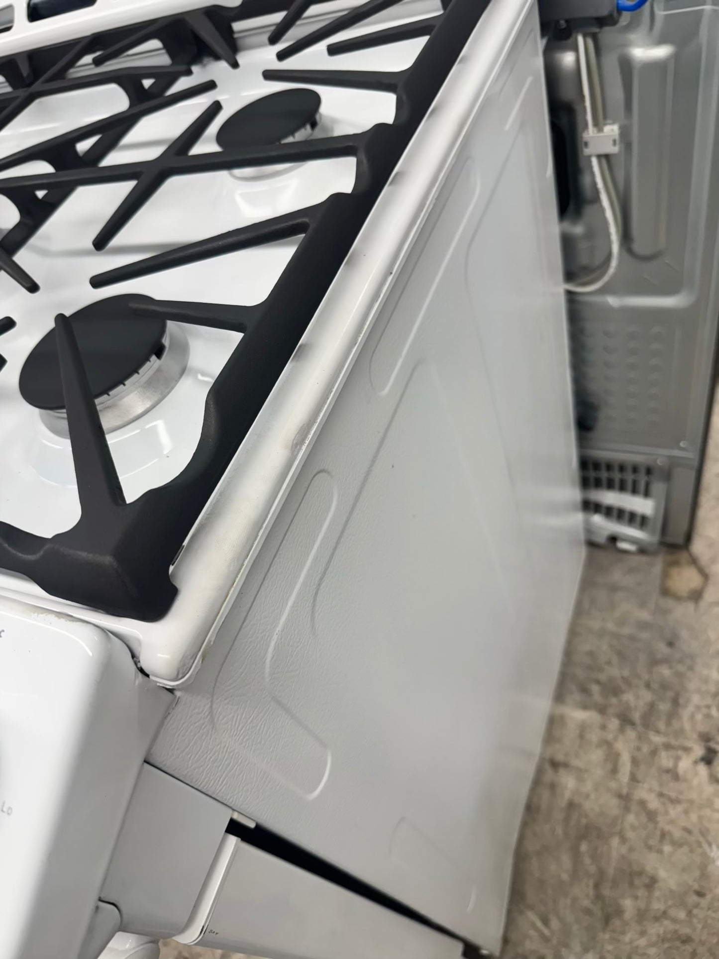Ge gas range slide-in white color , 5 burner convection bake multi rack