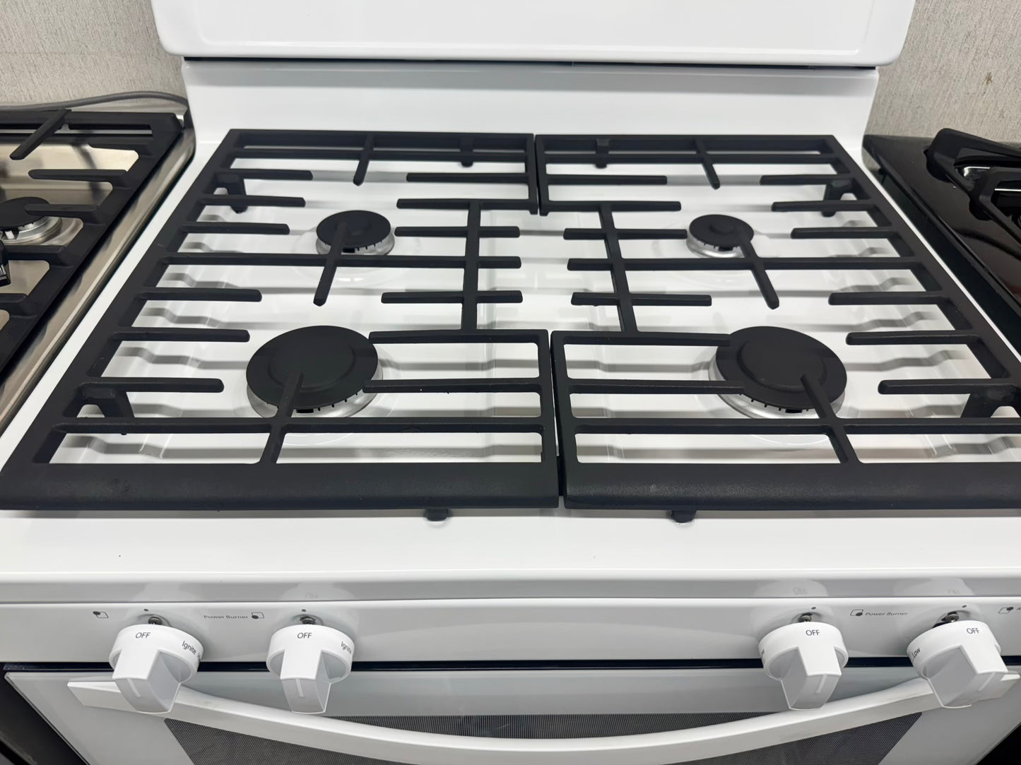 Whirpool gas range 4 burner white color