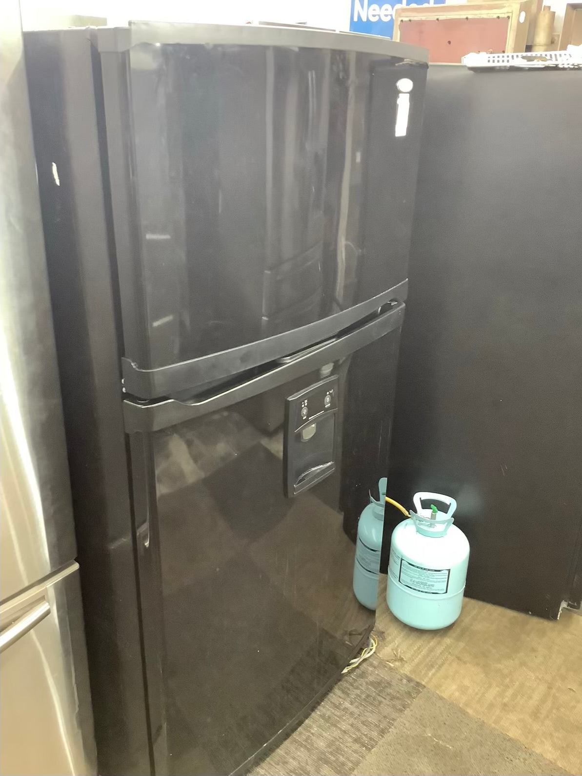 Whirlpool Top Freezer Refrigerator 30” black ice maker water dispenser