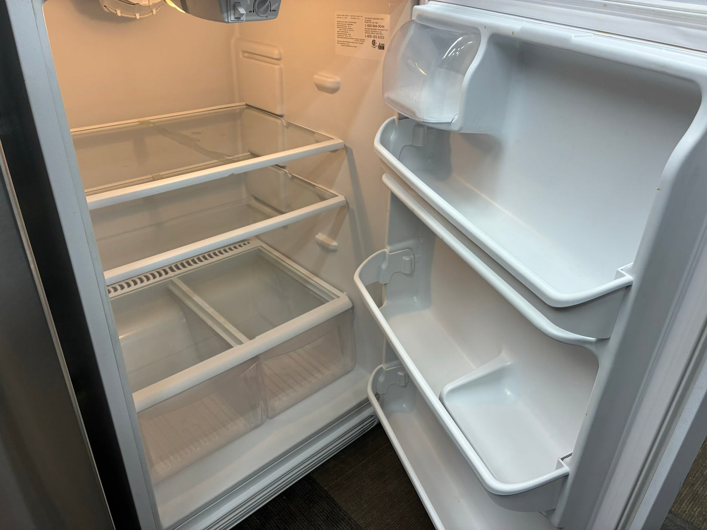 White Westinghouse Top Freezer Refrigerator 30” white