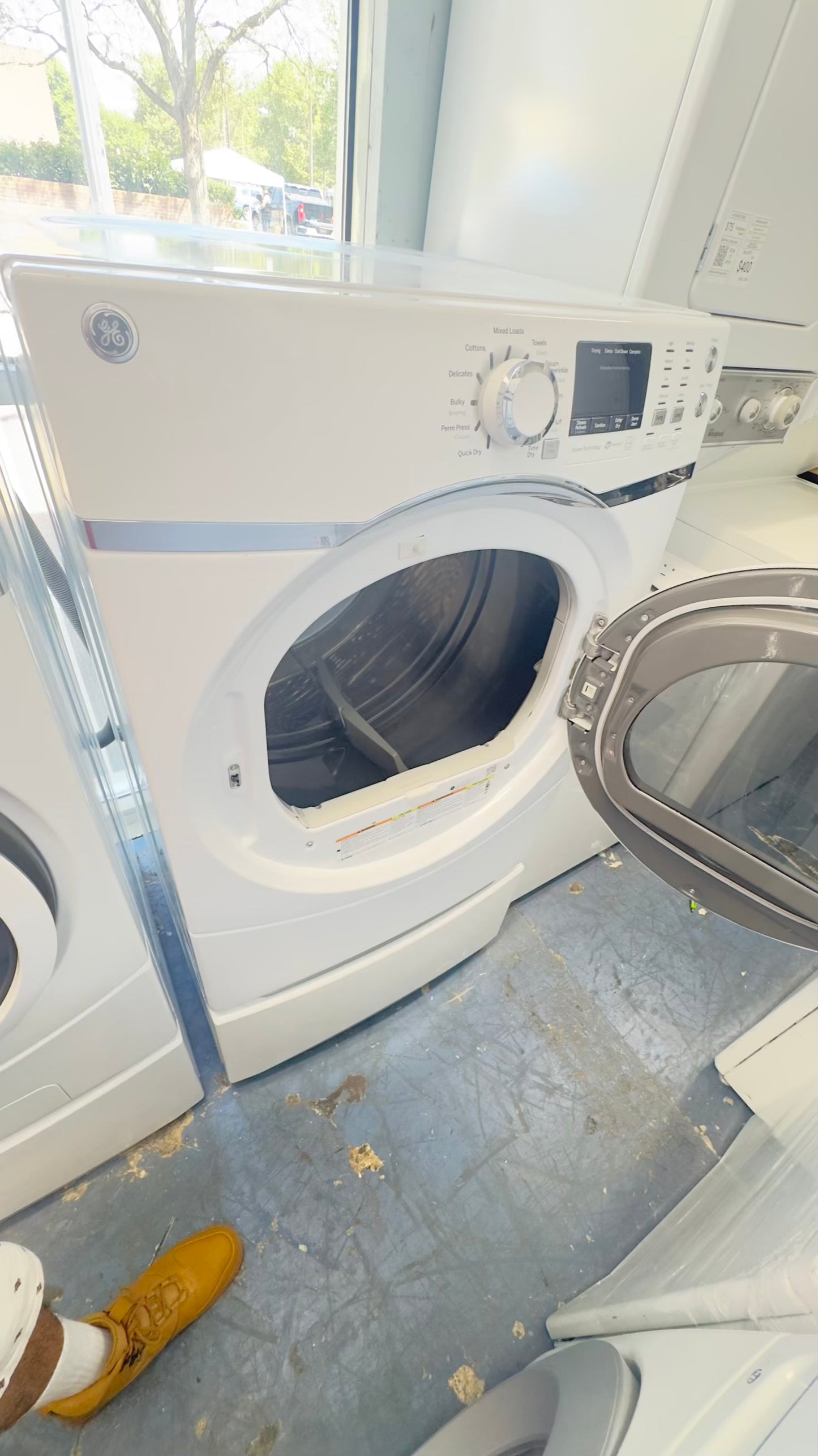 ^ GE washer & electric dryer set front load whit pedestal