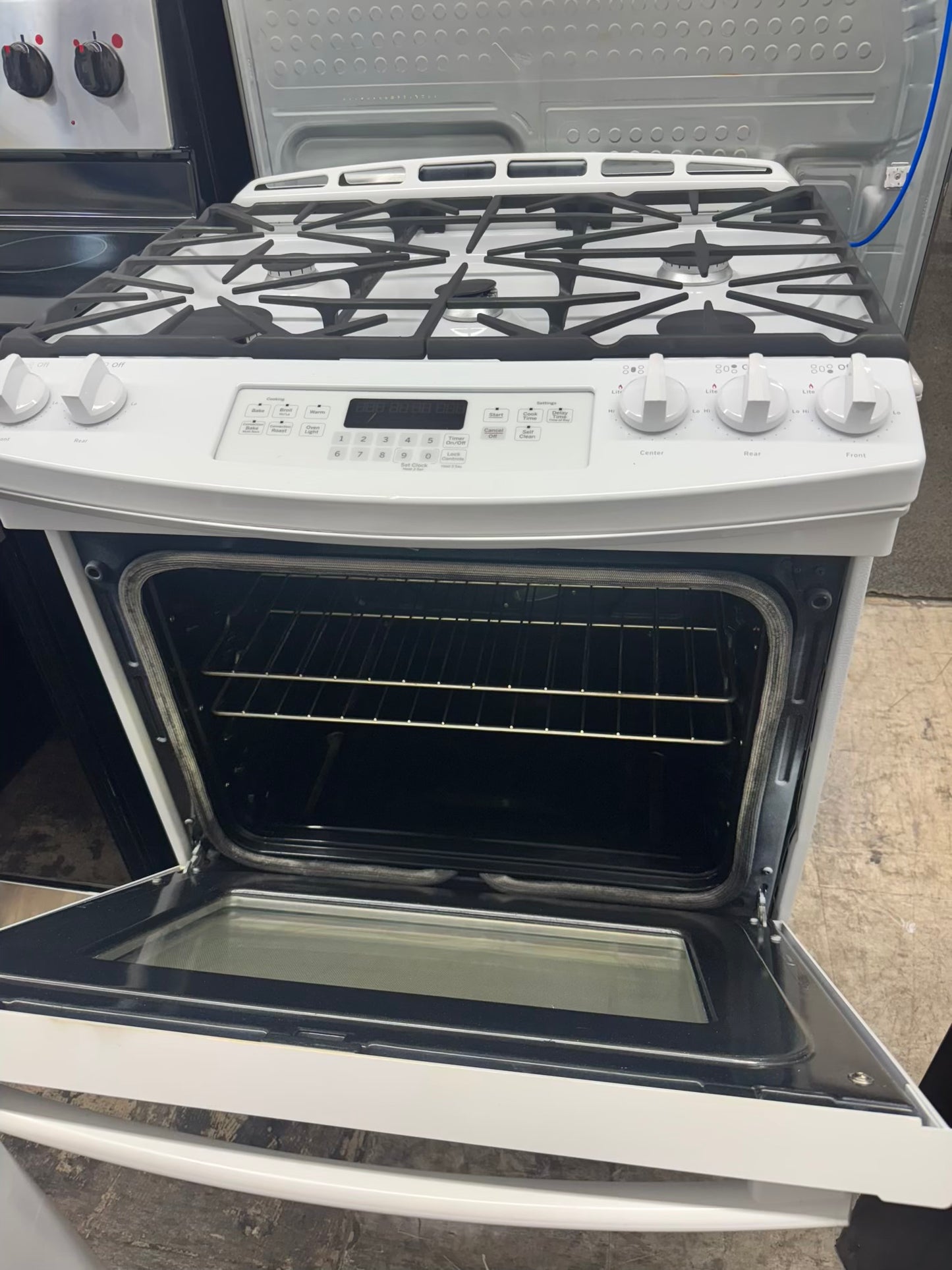 Ge gas range slide-in white color , 5 burner convection bake multi rack