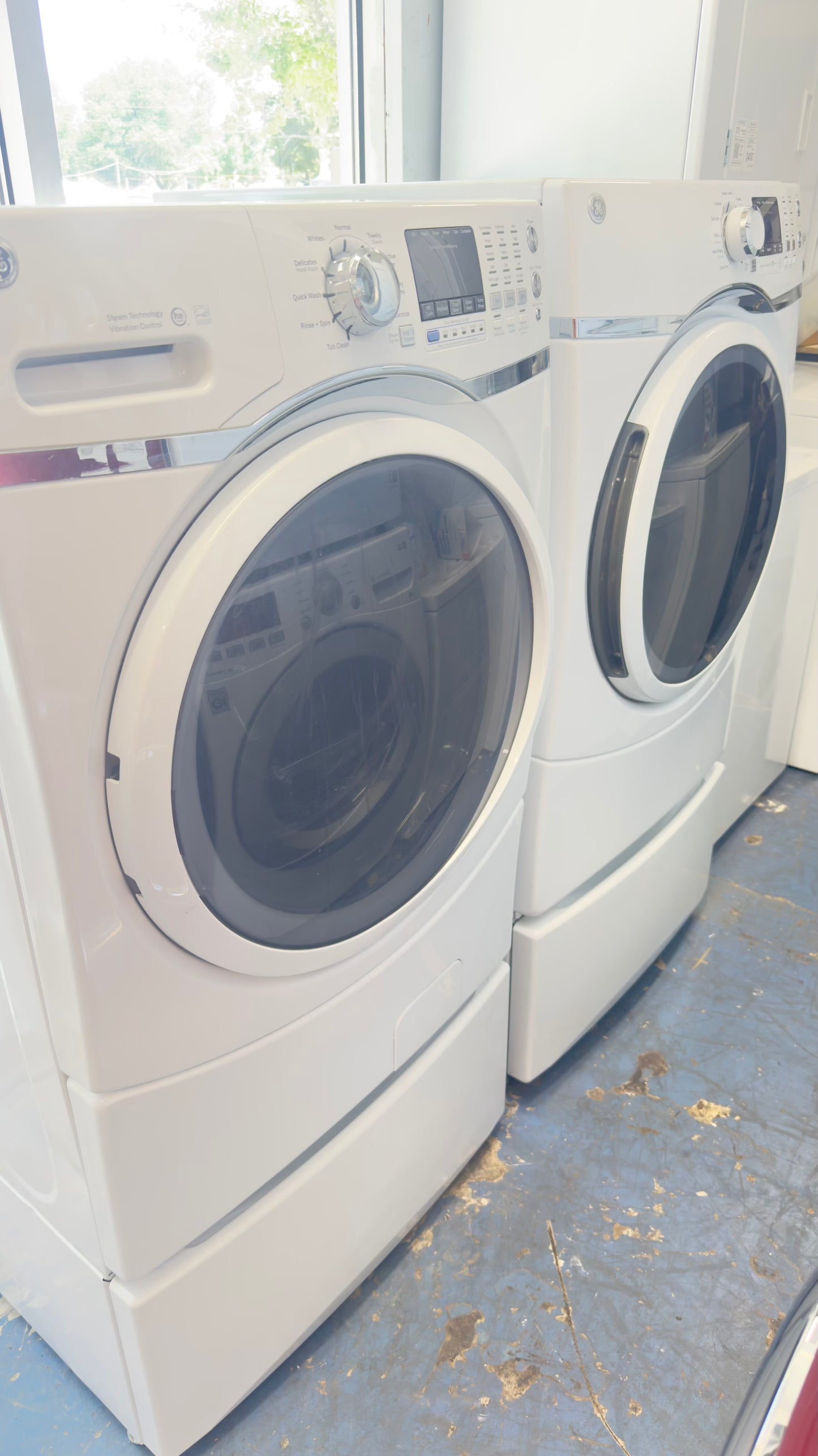 ^ GE washer & electric dryer set front load whit pedestal