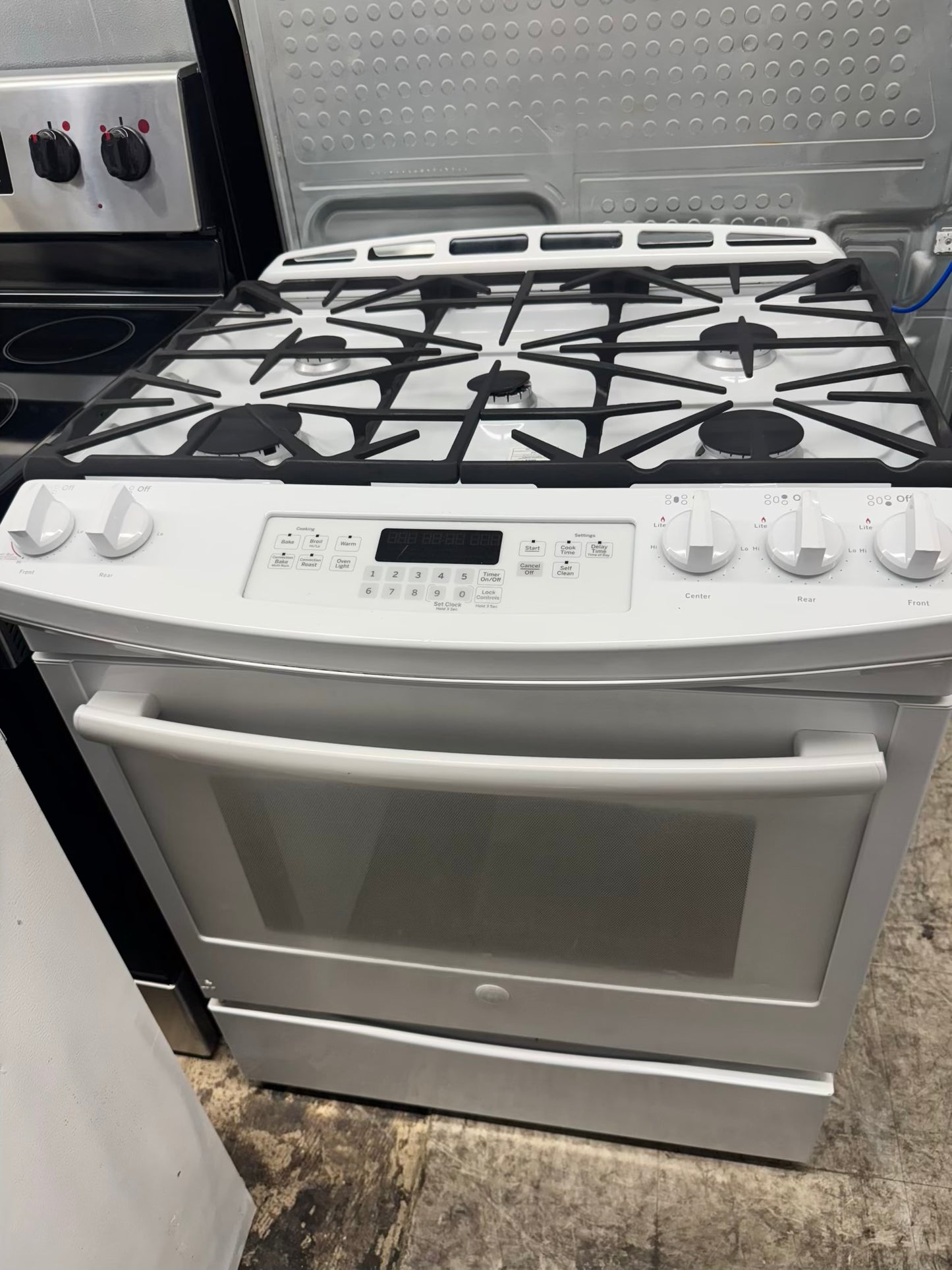 Ge gas range slide-in white color , 5 burner convection bake multi rack
