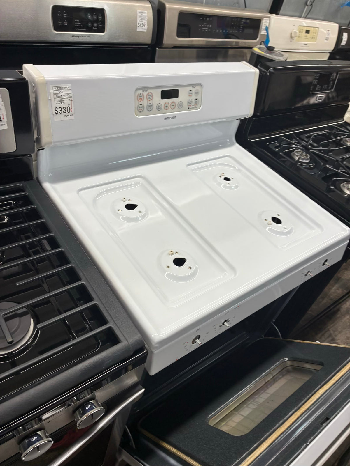 Hotpoint Gas Range beige color  4 Burners 30”
