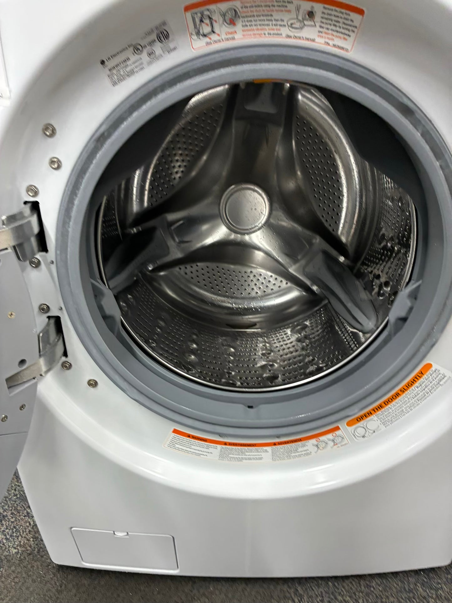 LG WASHER N DRYER FRONT LOAD ELECTRIC 27” WHITE