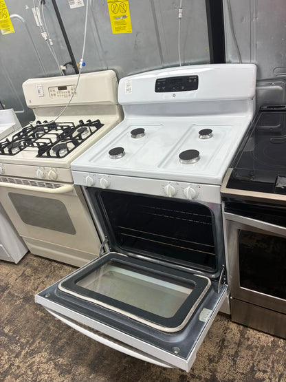 GE gas range , 4 burner white color 30”