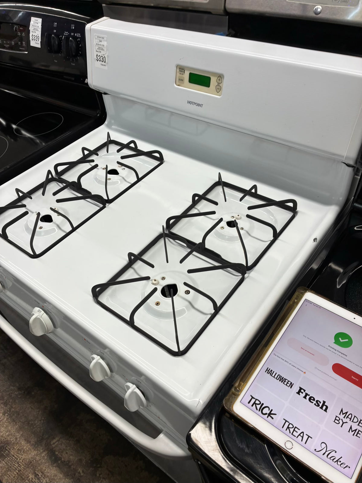 Hotpoint Gas Range white color  4 Burners 30”