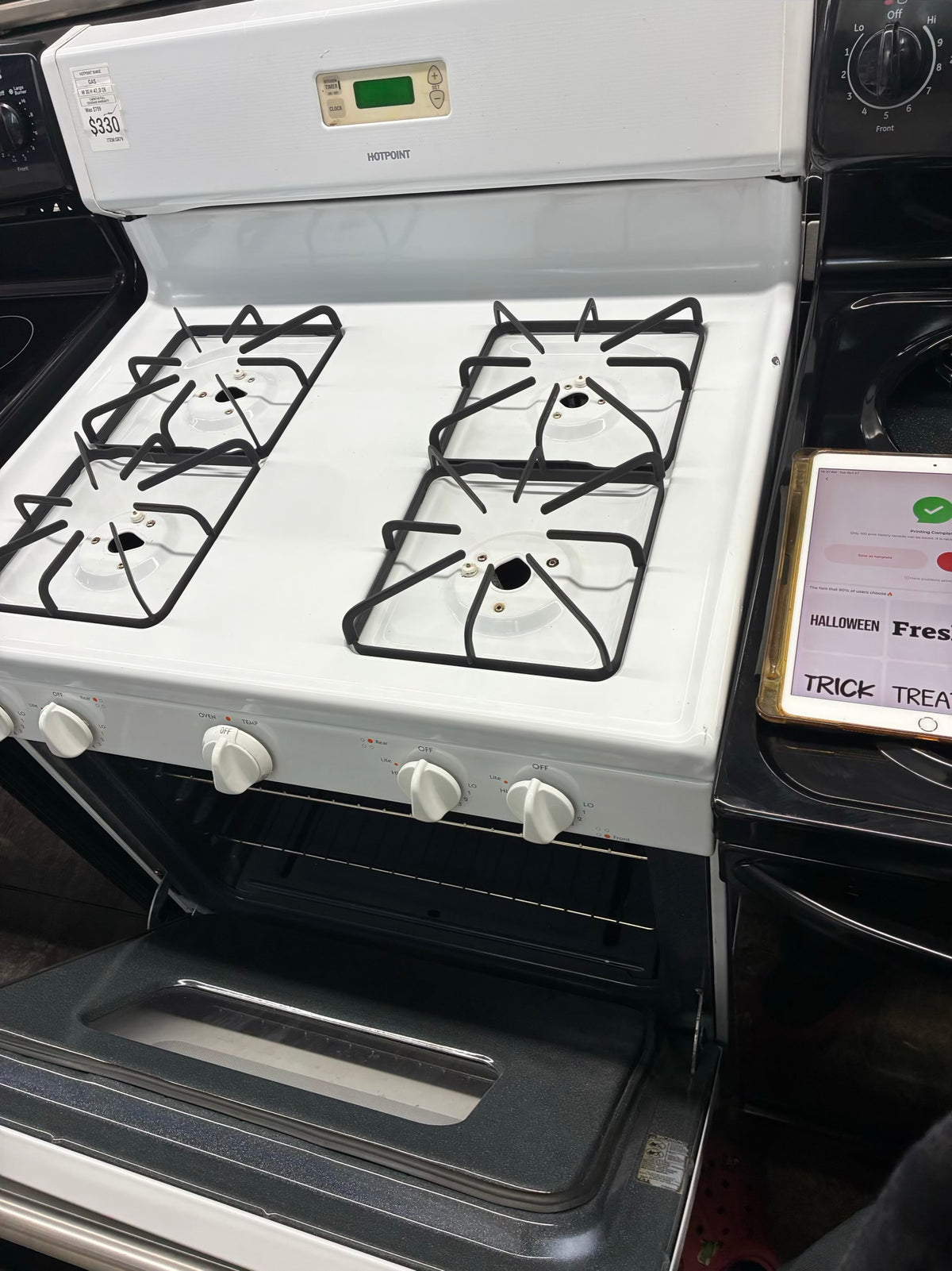 Hotpoint Gas Range white color  4 Burners 30”