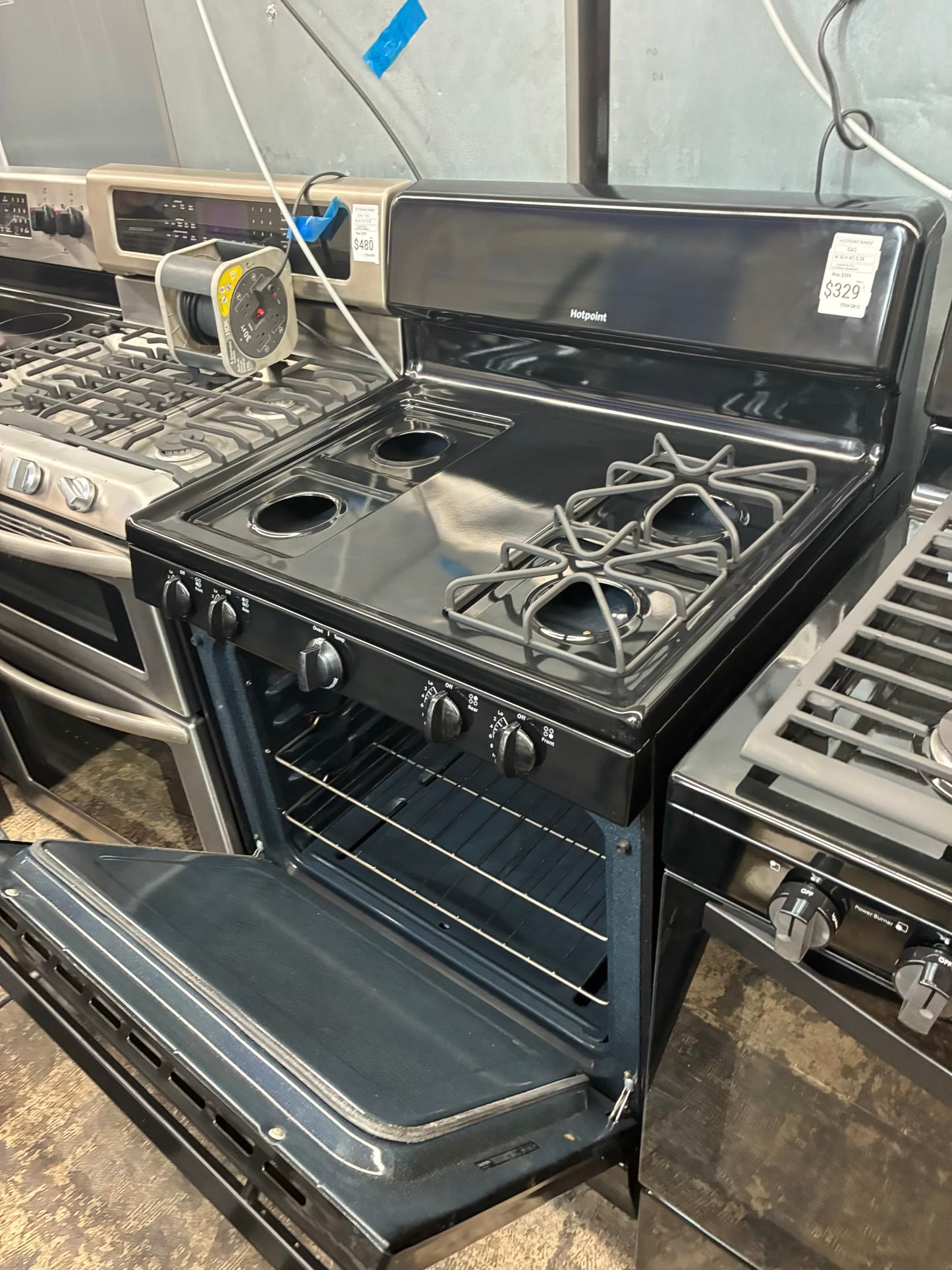 Hotpoint Gas Range black 4 Burners 30”