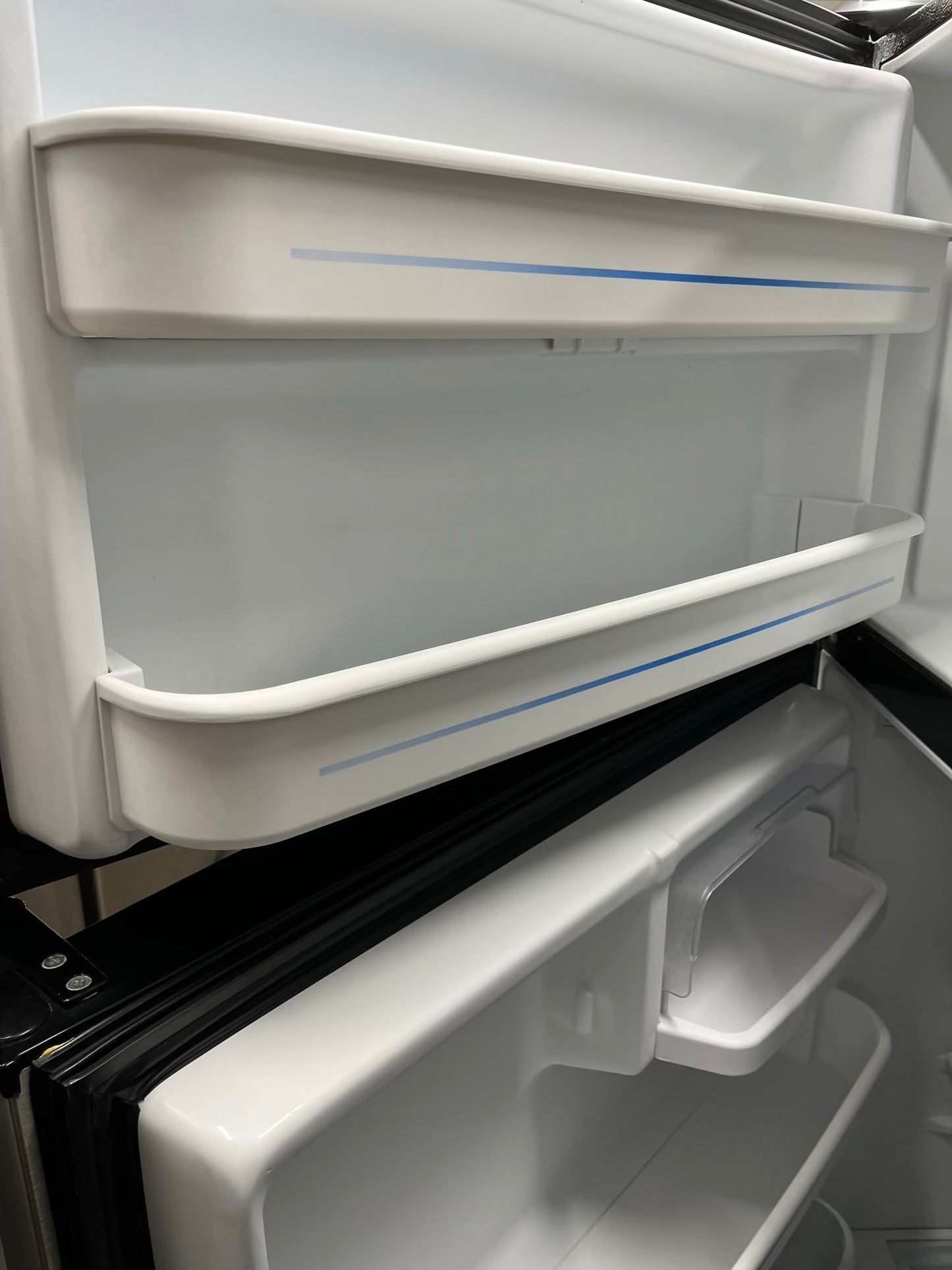 ITEM: #RF94D GE top freezer stainless steel  refrigerator  33” in