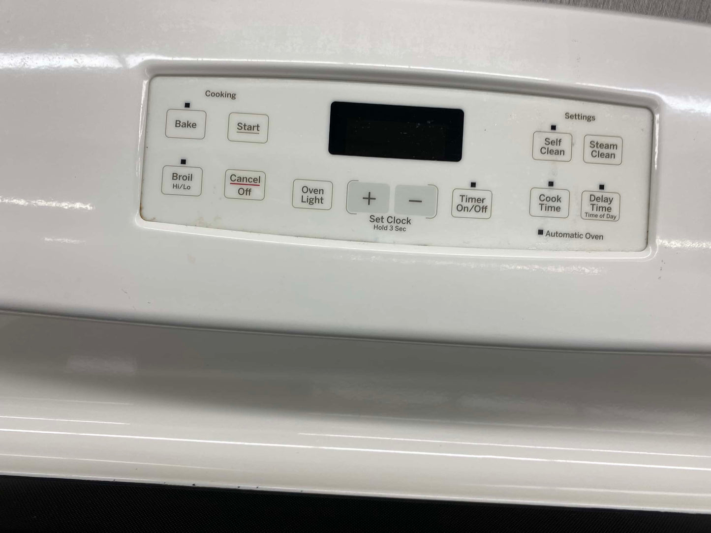 Item: #ER75B GE electric 220v range 4 burner  white 30 in