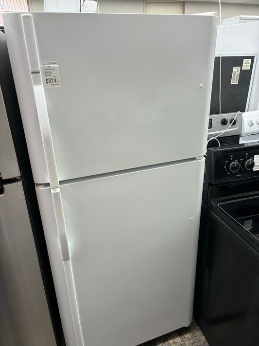 Kenmore top freeze refrigerator 30” white