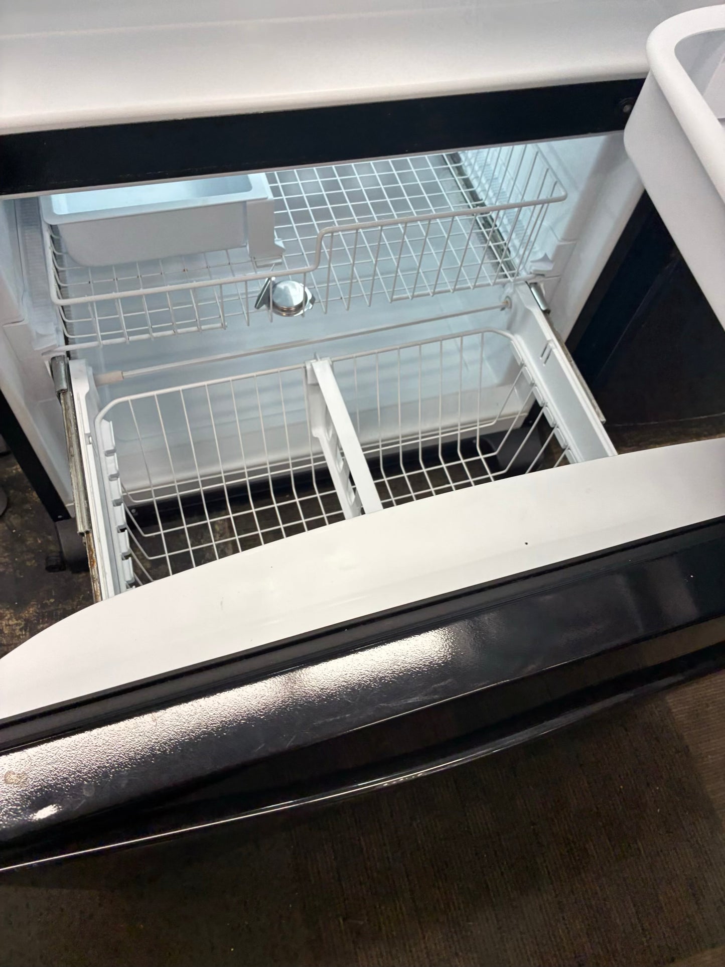 Whirlpool bottom freezer refrigerator black 33”