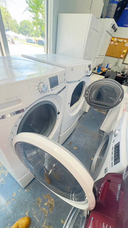 ^ GE washer & electric dryer set front load whit pedestal