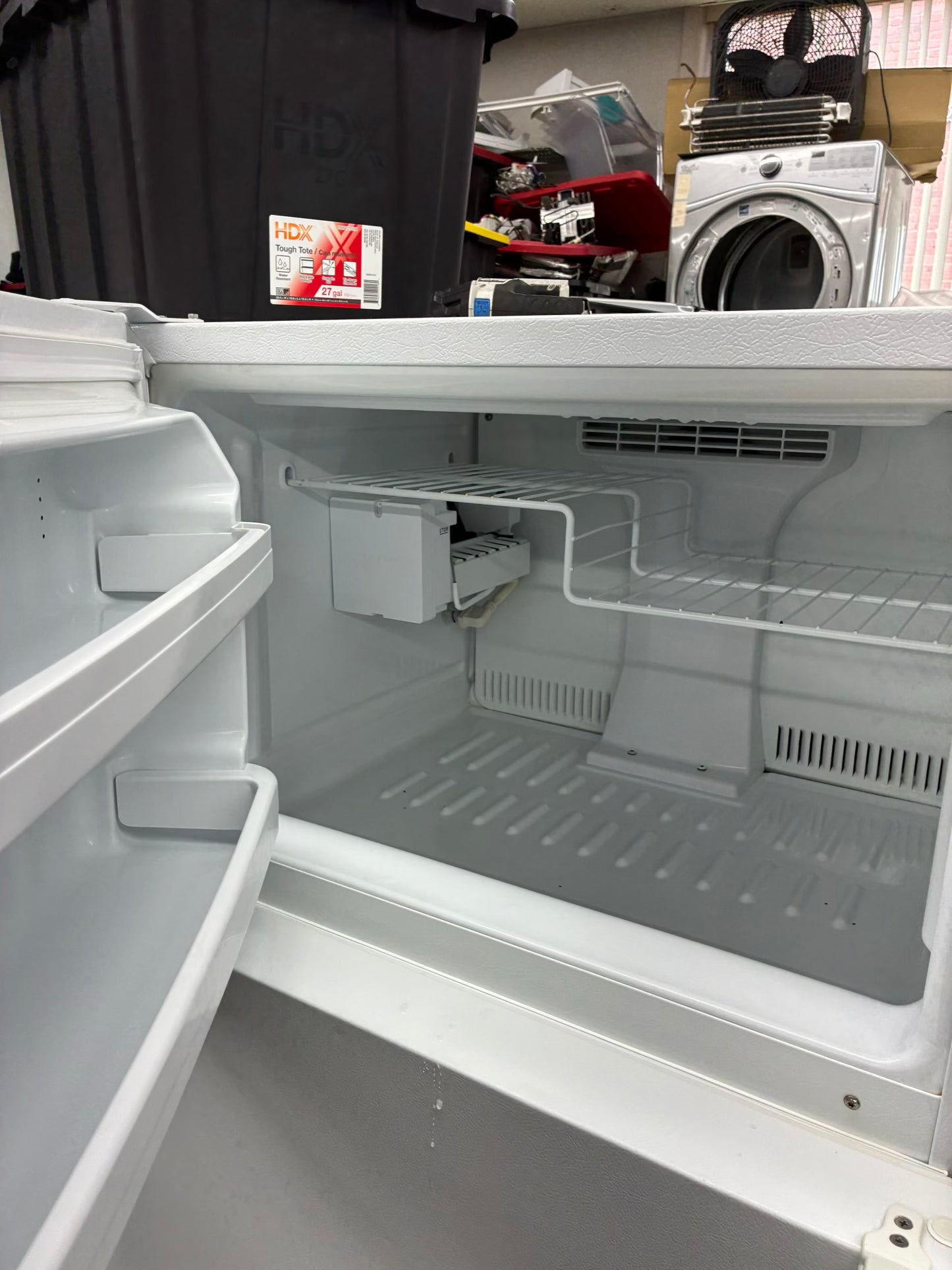 Hotpoint top freezer refrigerator white 28”