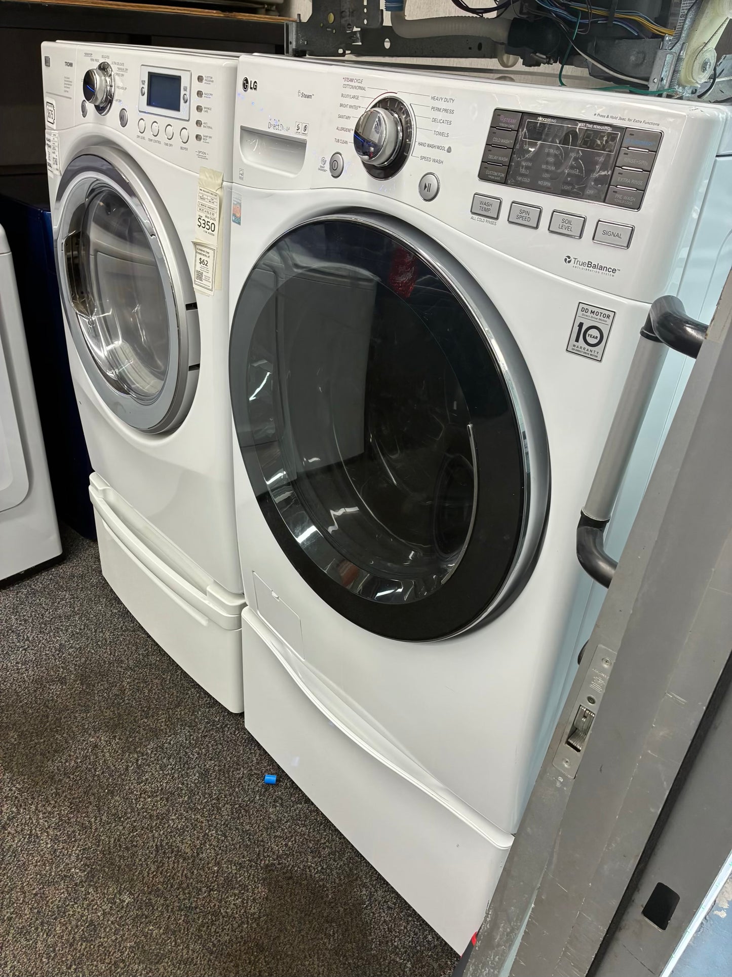 LG WASHER N DRYER FRONT LOAD ELECTRIC 27” WHITE WITH PEDESTAL