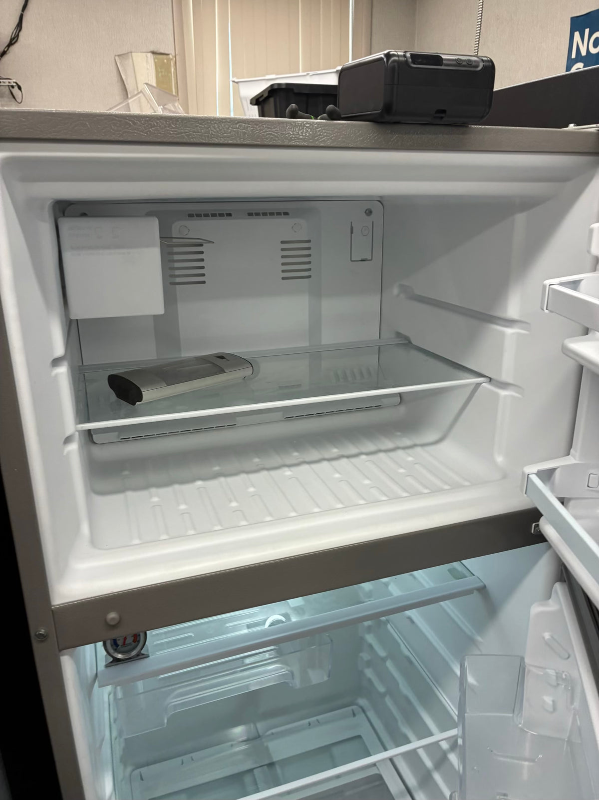Whirlpool top freezer refrigerator stainless steel 28l