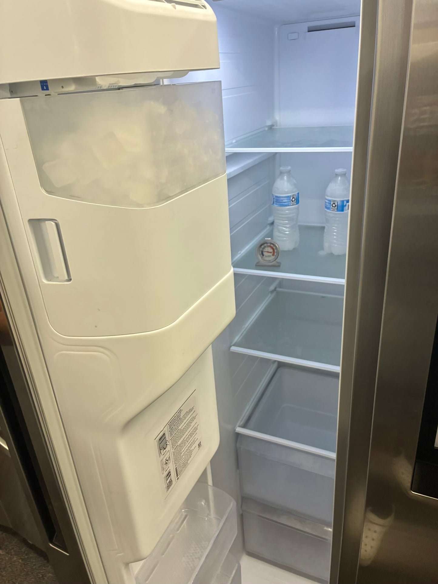 SAMSUNG side by side refrigerator stainless steel 36” ice maker water dispenser ice maker