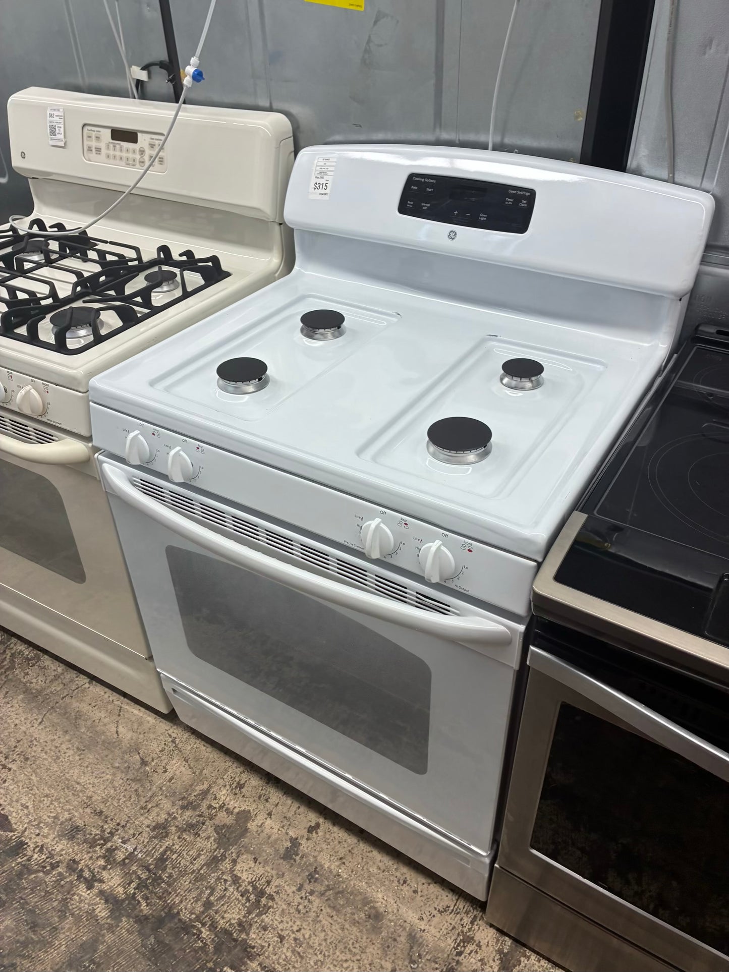 GE gas range , 4 burner white color 30”