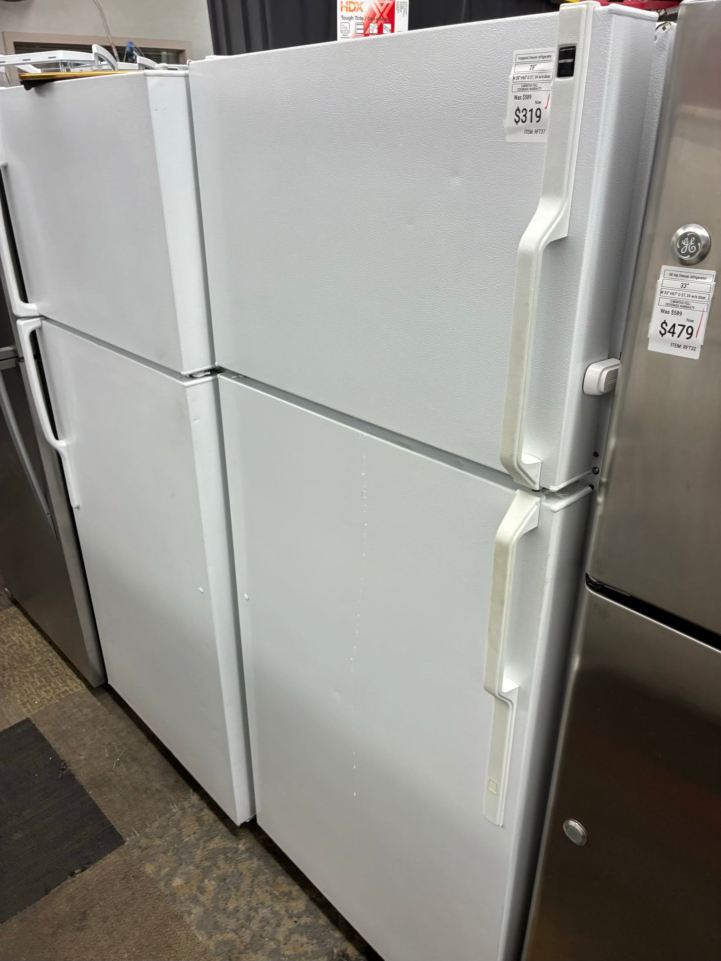Hotpoint top freezer refrigerator white 28”