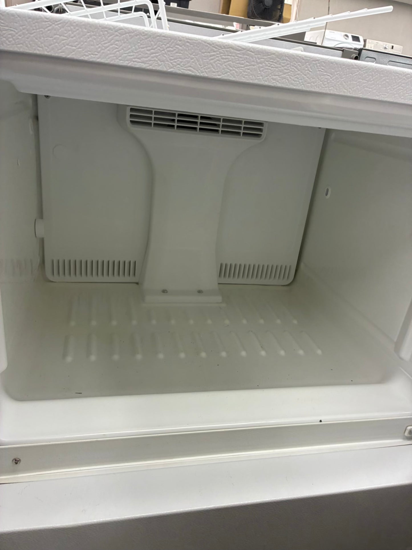 Hotpoint top freezer refrigerator white 28”