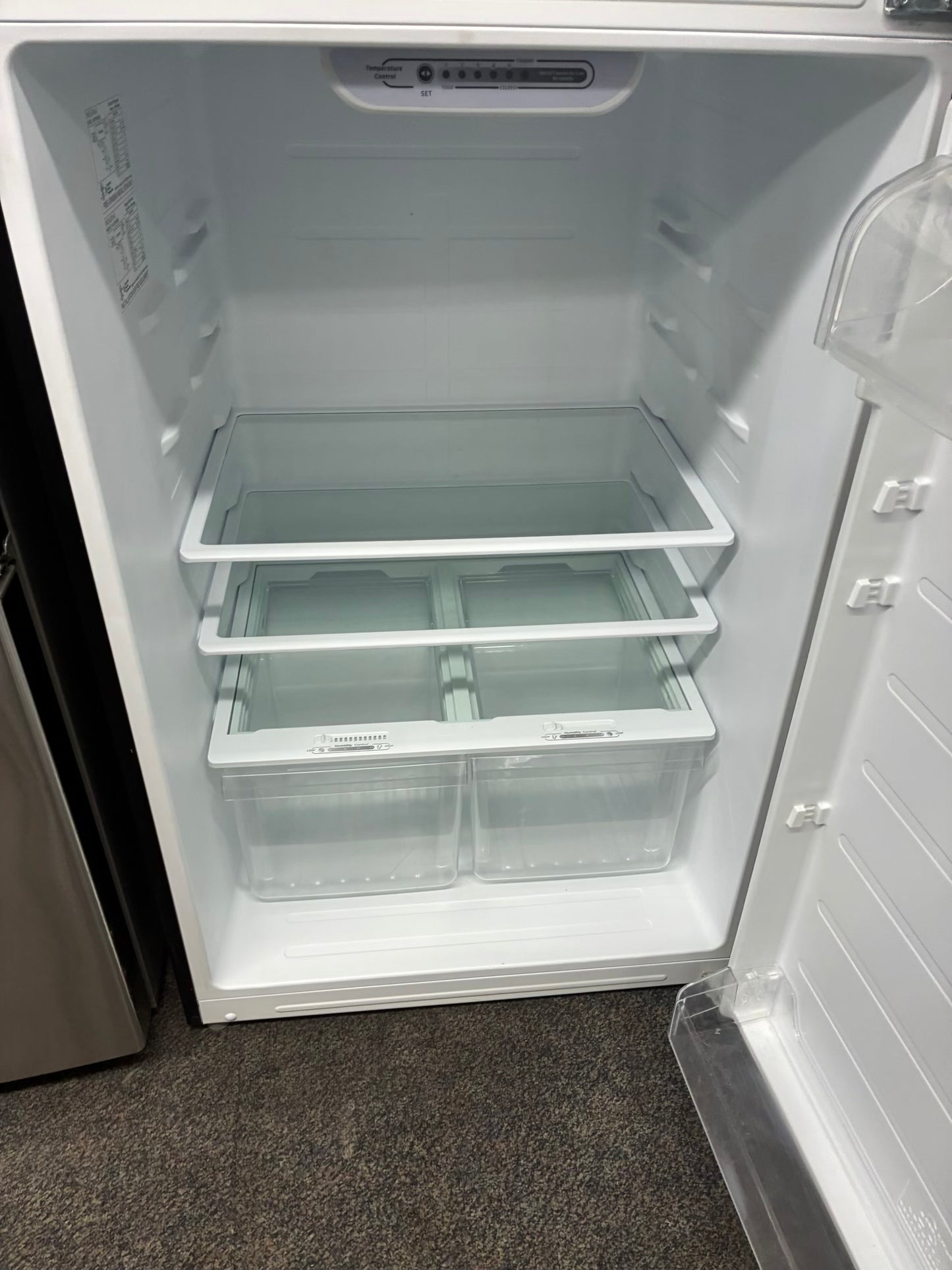 Insignia Top Freezer Refrigerator 30” stainless steel
