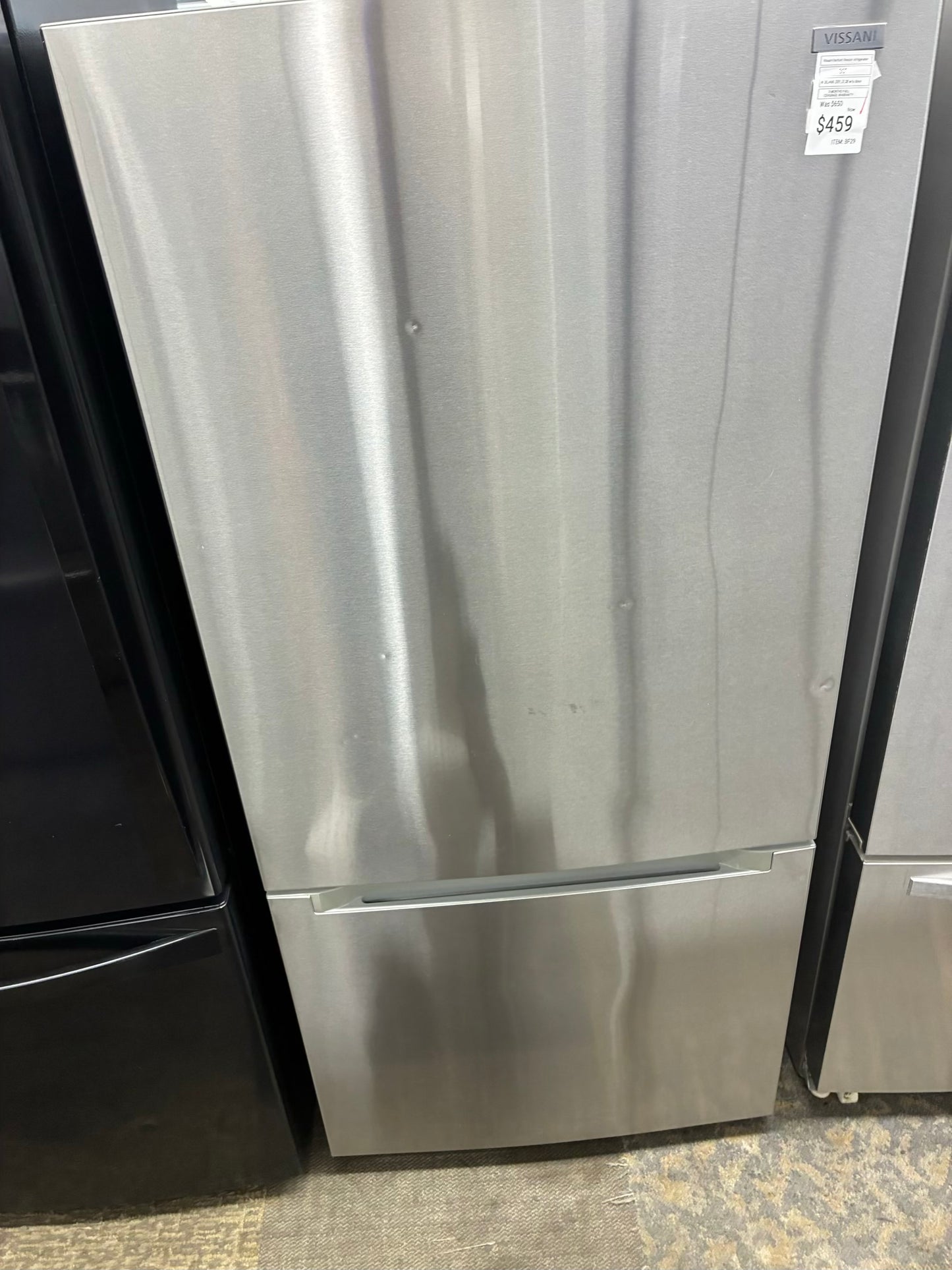 Vissani bottom freezer refrigerator black 30”