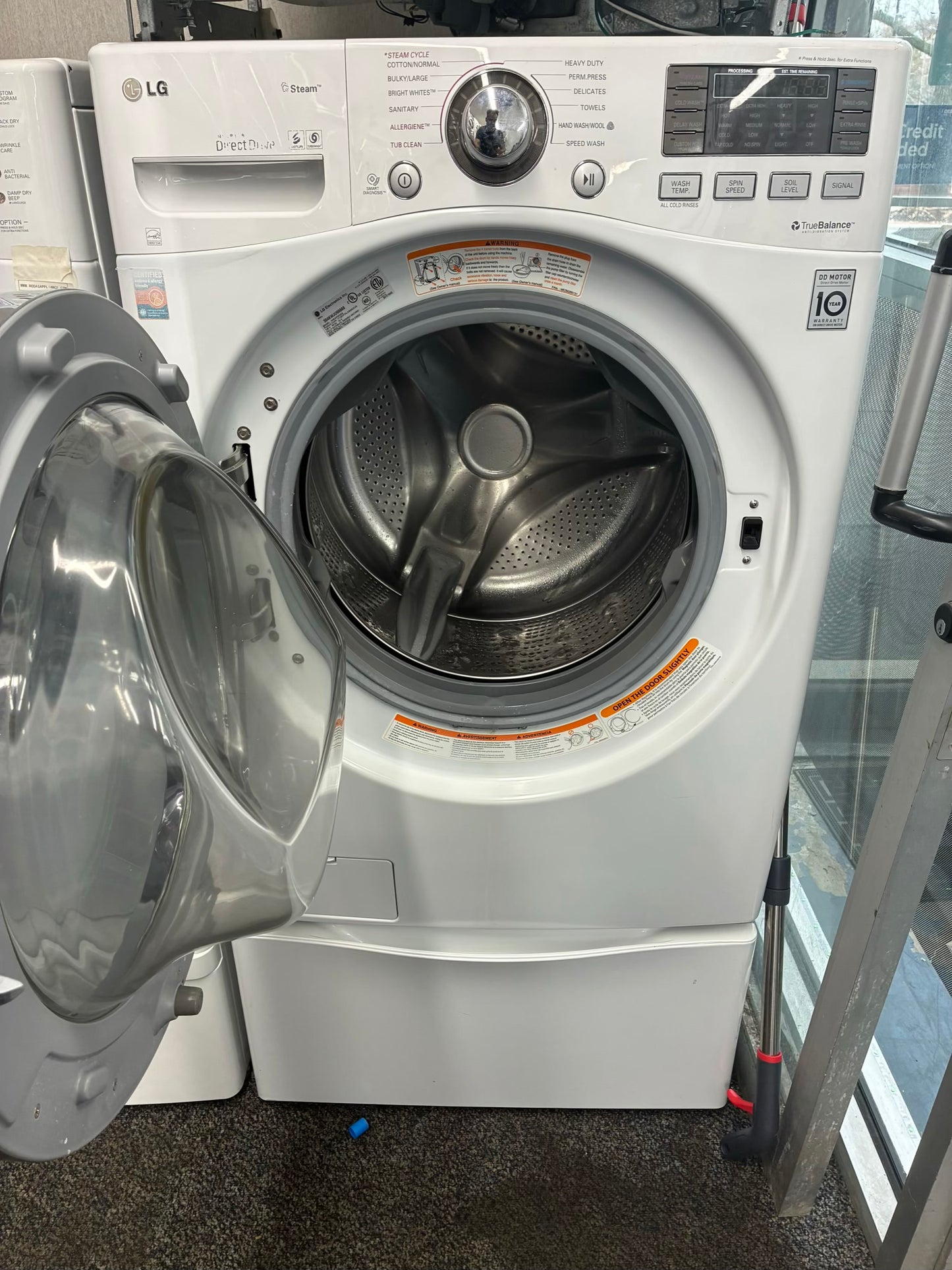 LG WASHER N DRYER FRONT LOAD ELECTRIC 27” WHITE WITH PEDESTAL