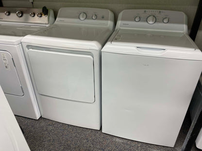 ITEM: #D732 Open Box Hotpoint washer and dryer set gas