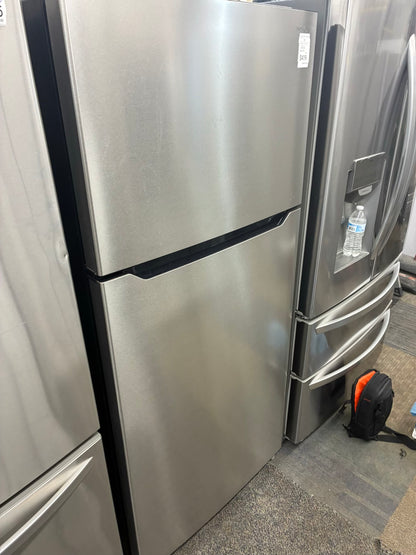 Insignia Top Freezer Refrigerator 30” stainless steel