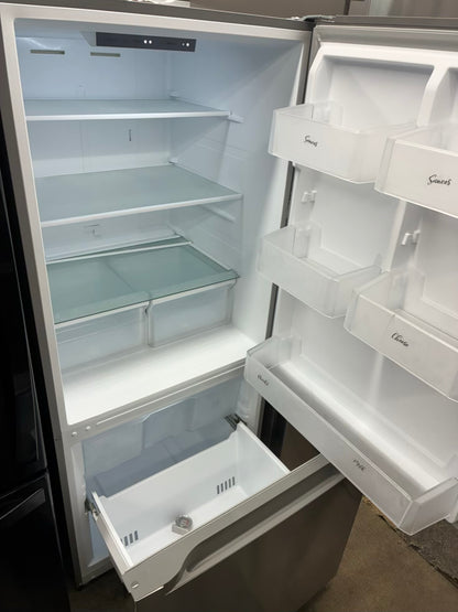 Vissani bottom freezer refrigerator black 30”