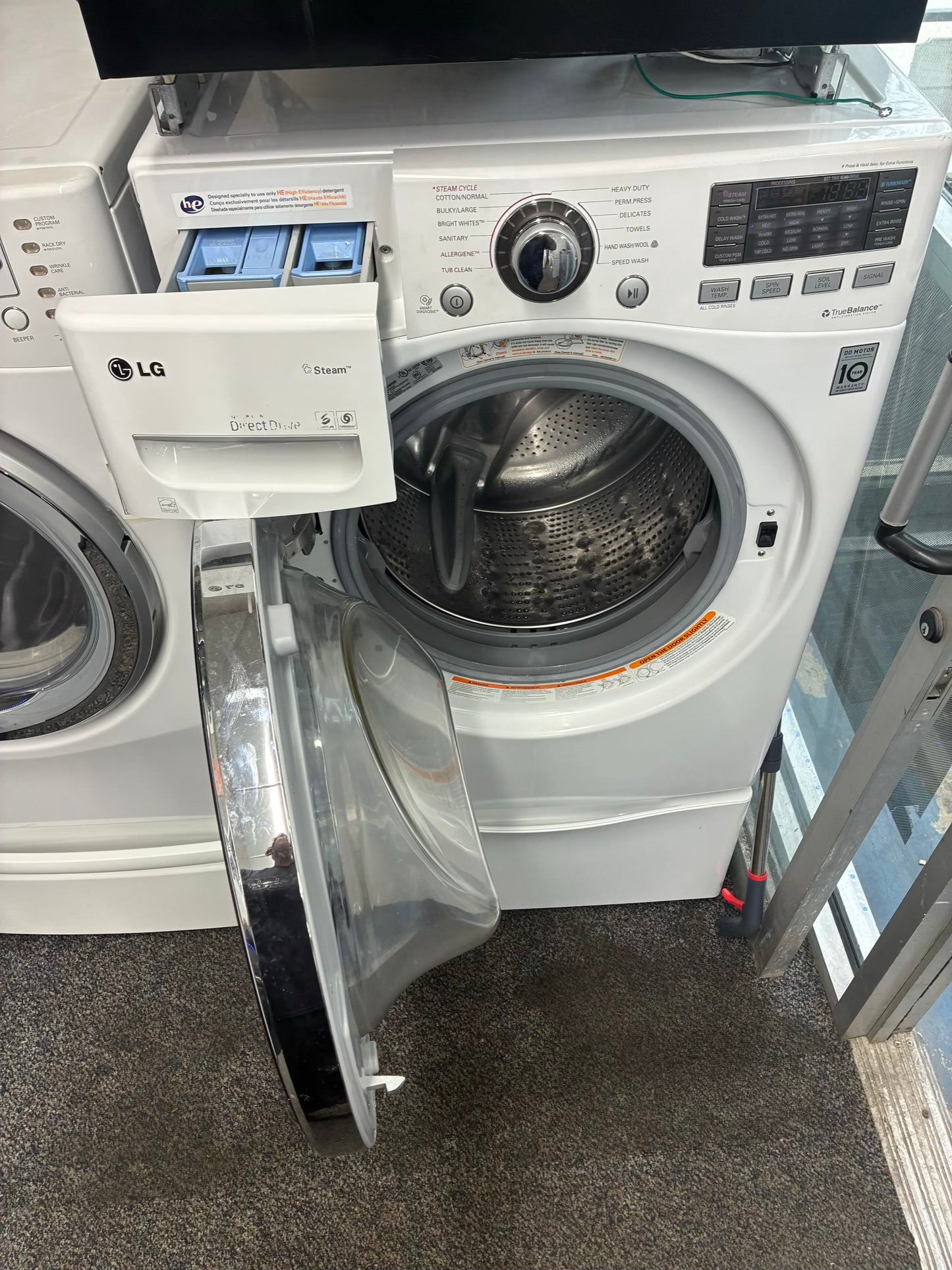 LG WASHER N DRYER FRONT LOAD ELECTRIC 27” WHITE WITH PEDESTAL