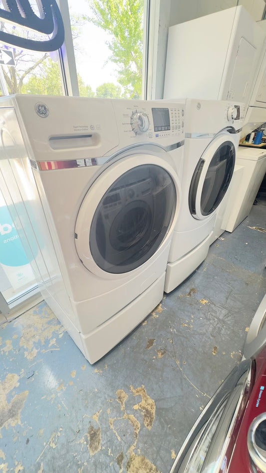 ^ GE washer & electric dryer set front load whit pedestal
