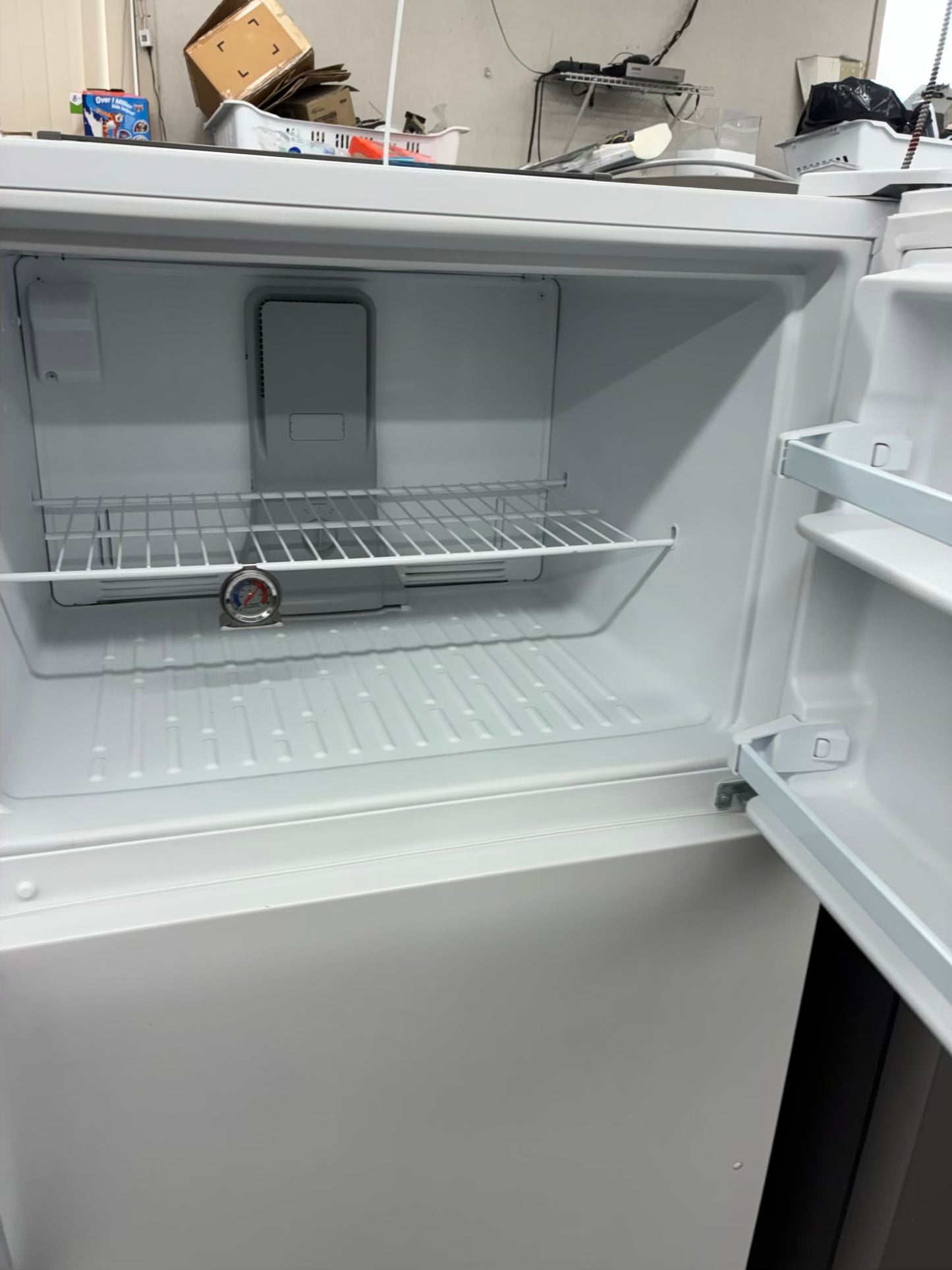 Whirlpool Top Freezer Refrigerator 33” white